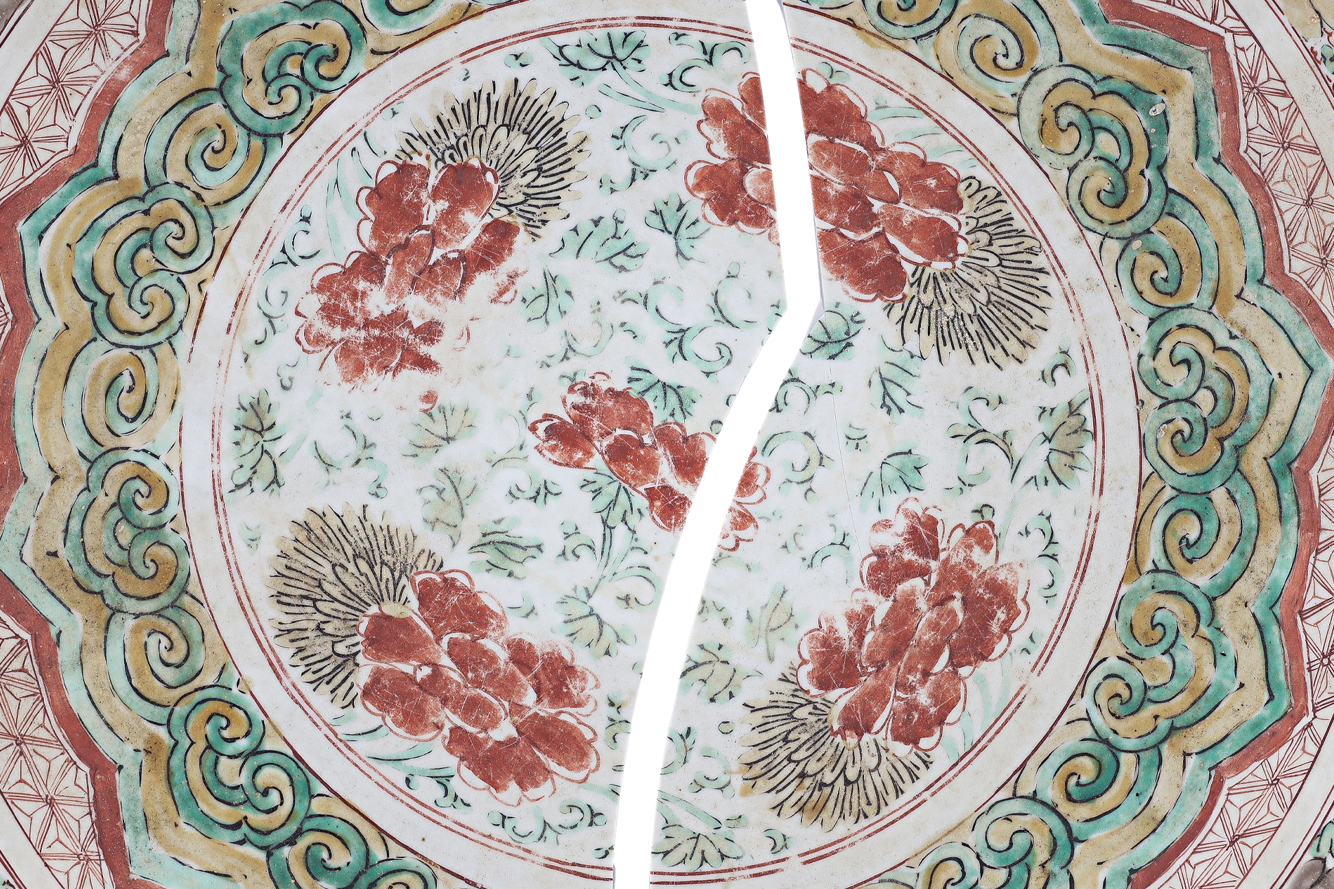 A SWATOW POLYCHROME DISH (FOR RESTORATION) - Image 2 of 4