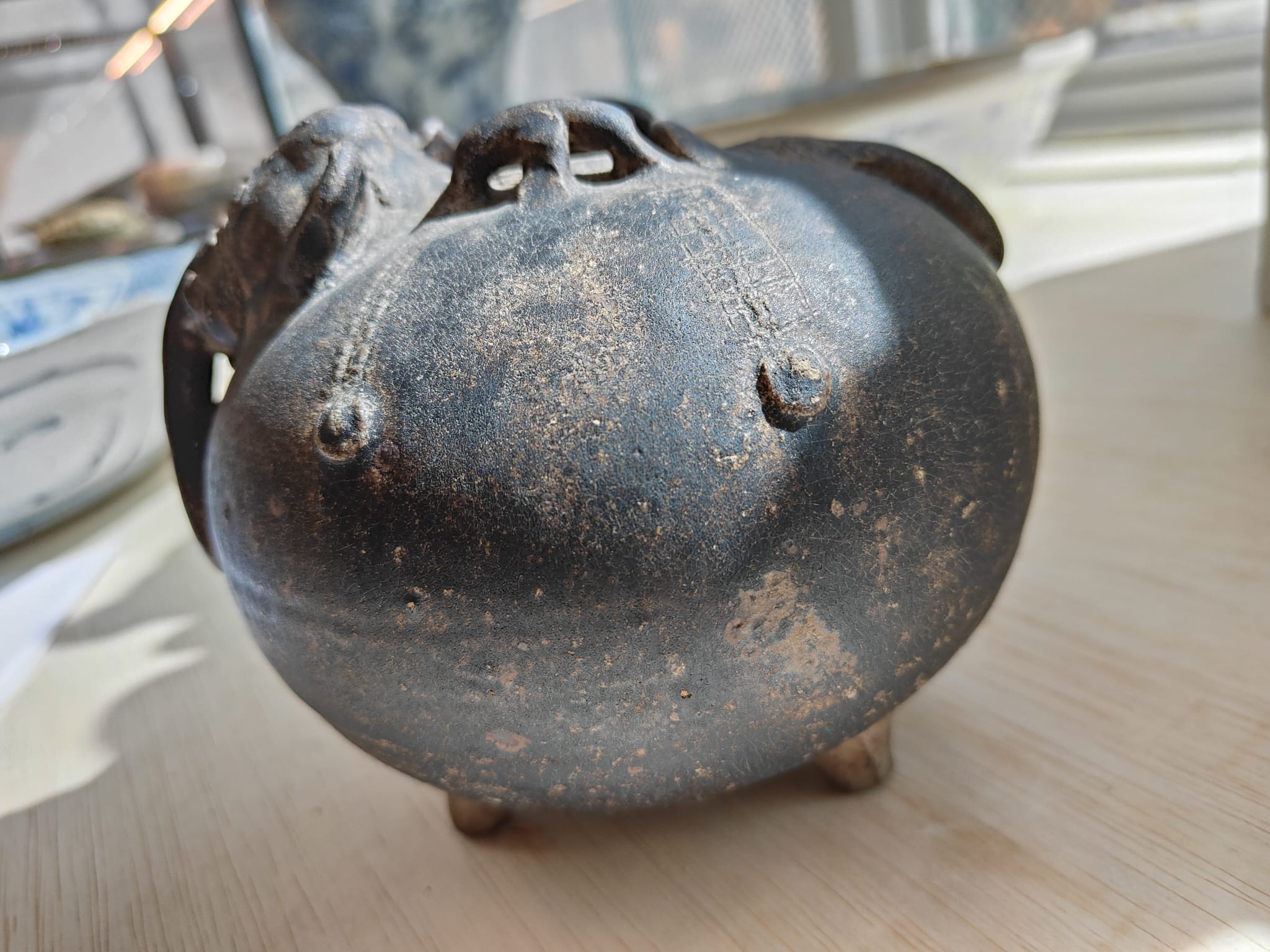 A CAMBODIAN BROWN GLAZED ELEPHANT FORM LIME JAR - Image 12 of 14