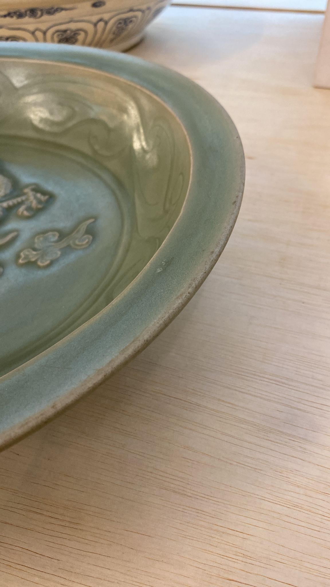 A LARGE LONGQUAN CELADON DRAGON DISH - Image 10 of 20