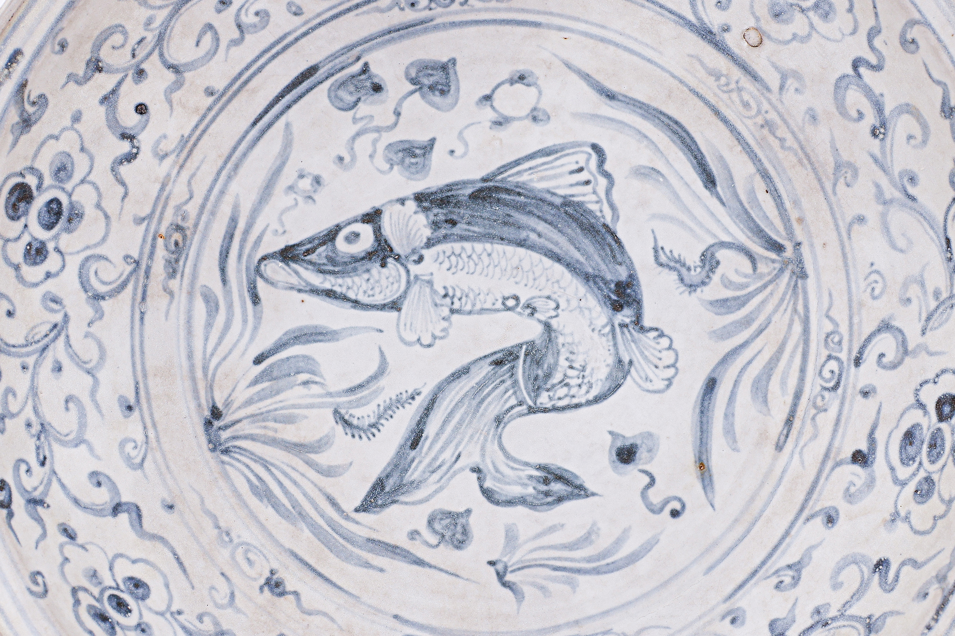 A LARGE VIETNAMESE BLUE AND WHITE DISH WITH LEAPING CARP - Image 2 of 7