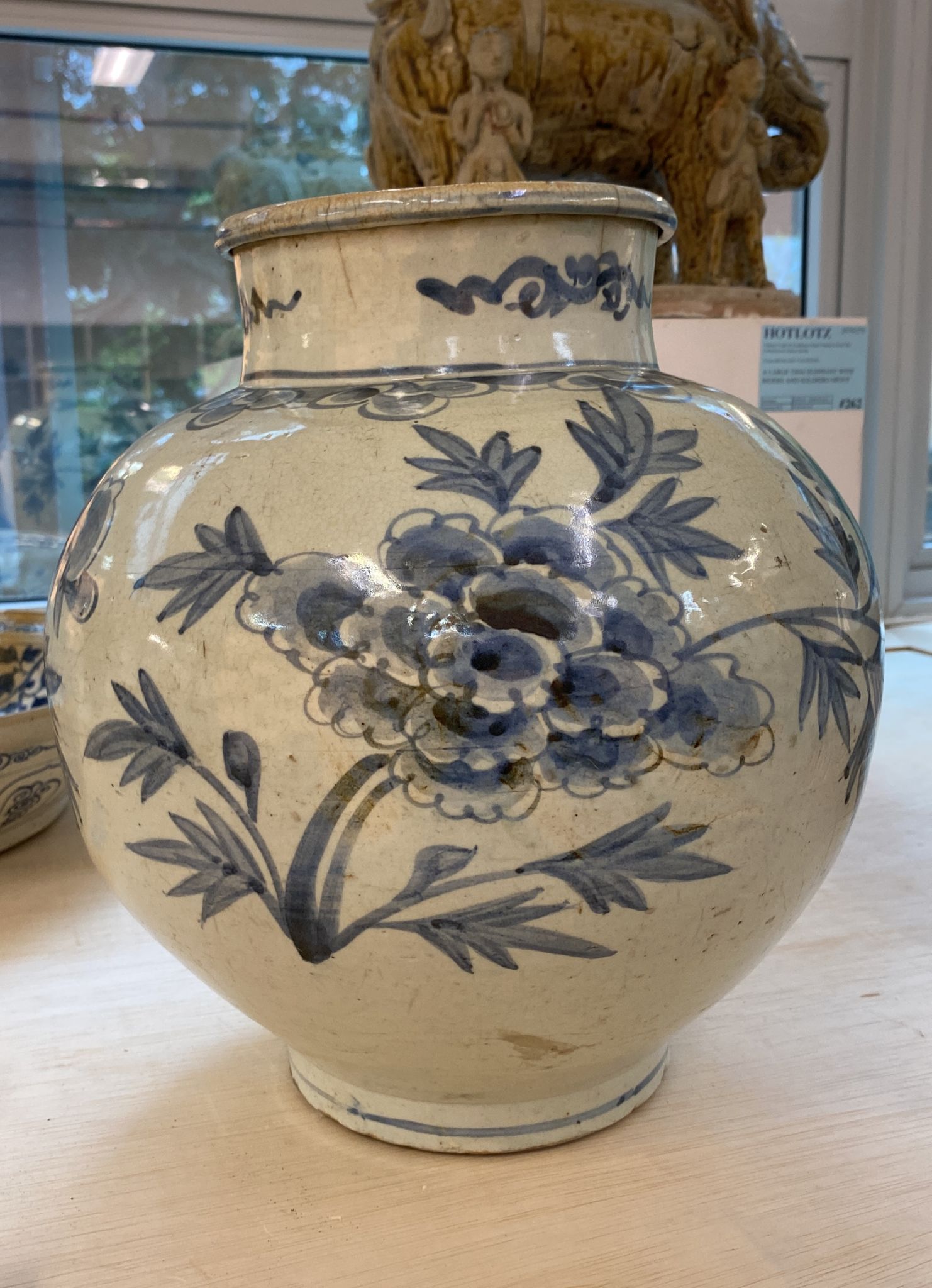 A LARGE KOREAN BLUE AND WHITE PEONY JAR - Image 5 of 11
