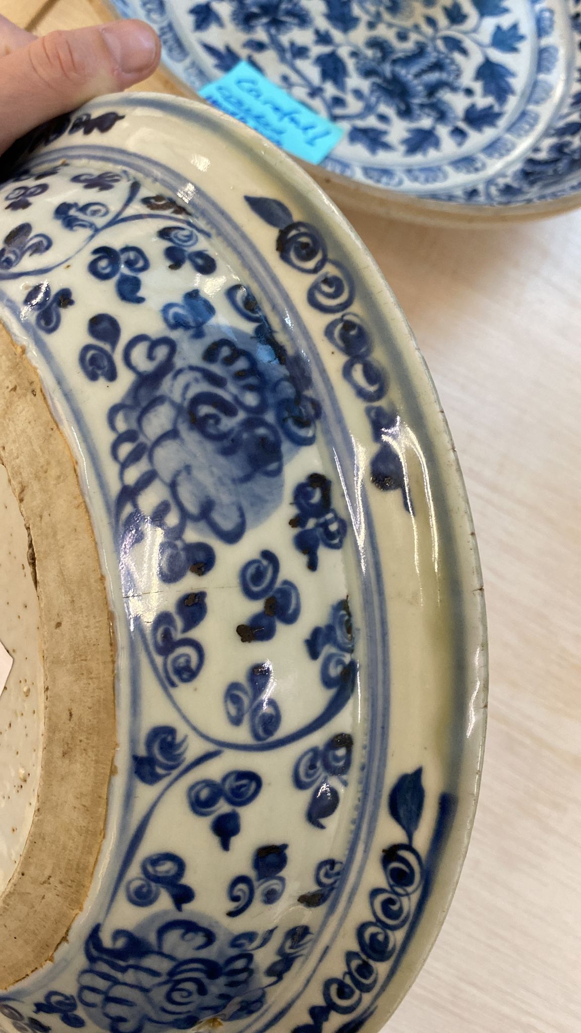 A BLUE AND WHITE PHOENIX DISH - Image 12 of 15