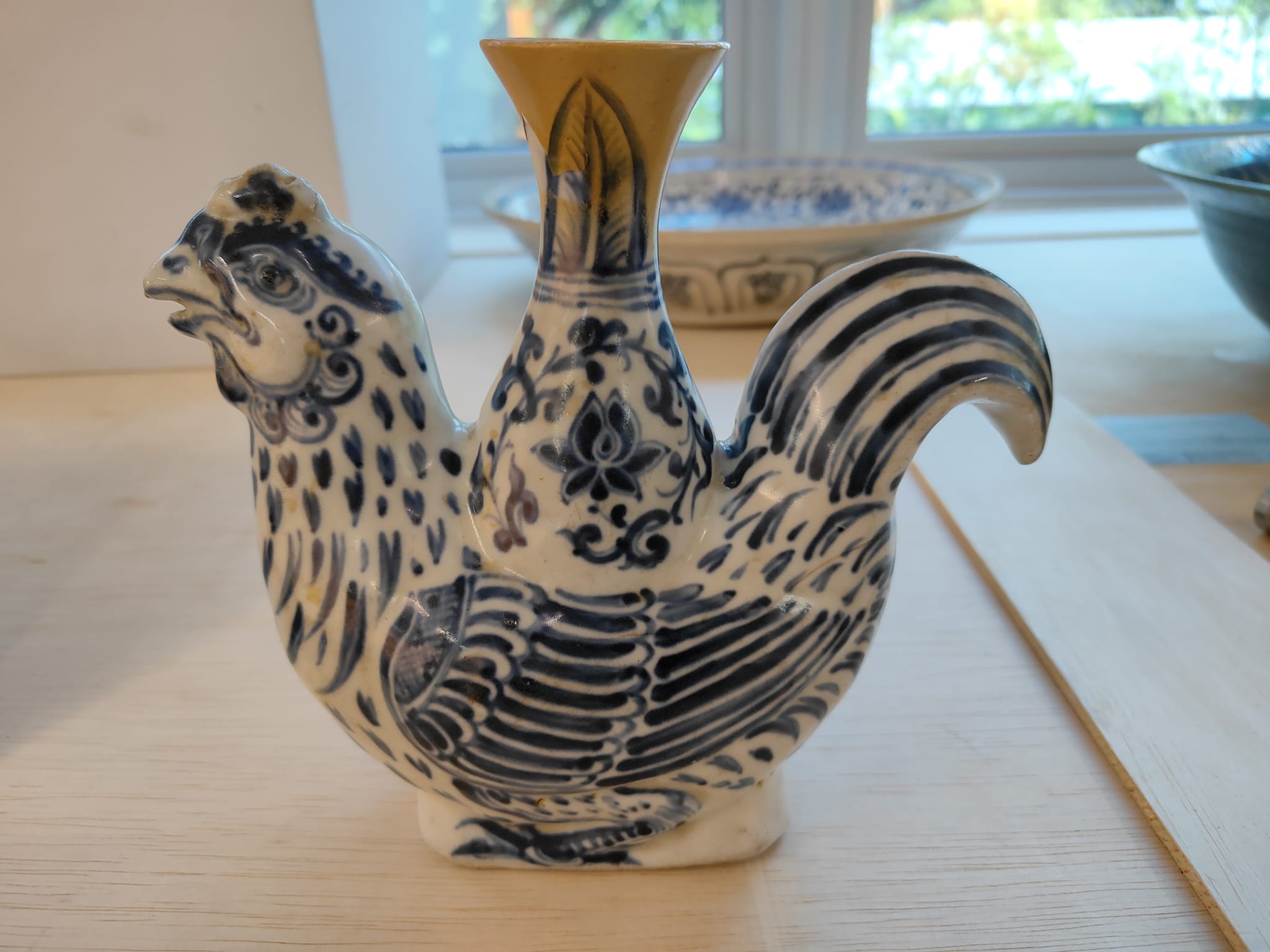 A VIETNAMESE BLUE AND WHITE CHICKEN FORM KENDI - Image 6 of 12