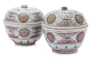 A PAIR OF SWATOW PORCELAIN BOWLS AND COVERS