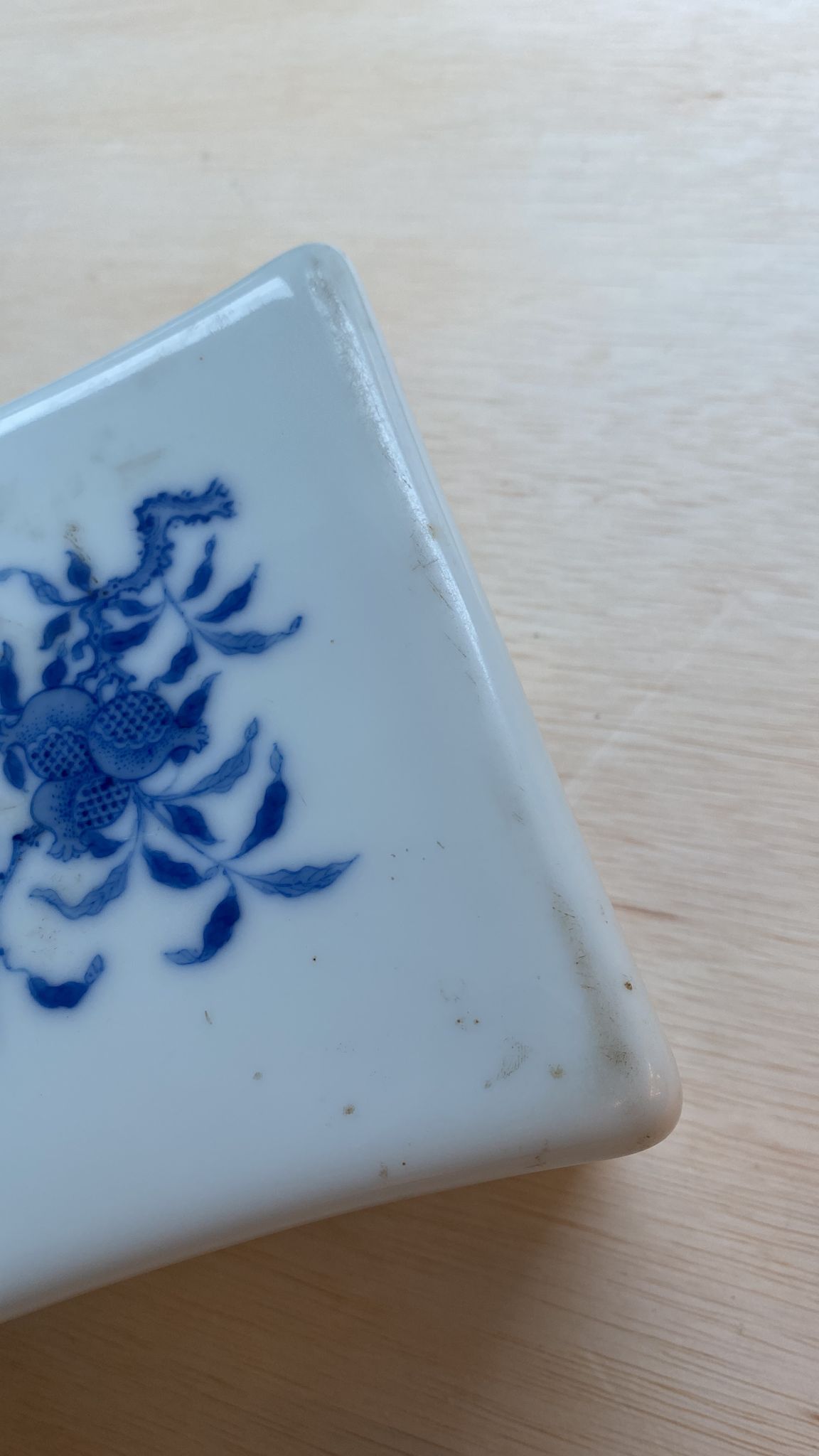 A LARGE BLUE AND WHITE PORCELAIN PILLOW - Image 10 of 24
