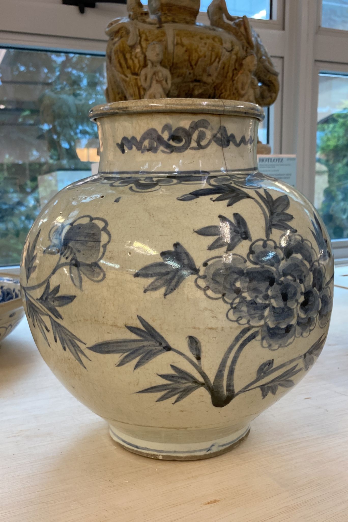 A LARGE KOREAN BLUE AND WHITE PEONY JAR - Image 6 of 11