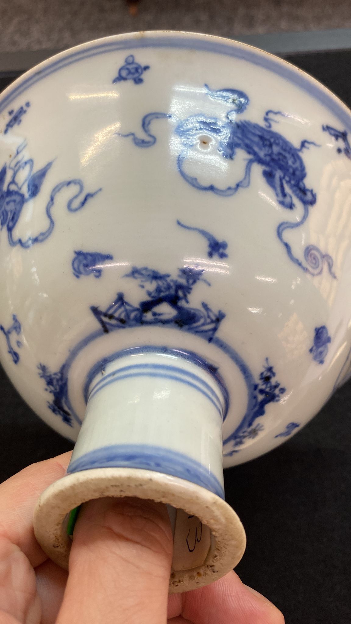 A BLUE AND WHITE BUDDHIST LION STEM BOWL - Image 13 of 17