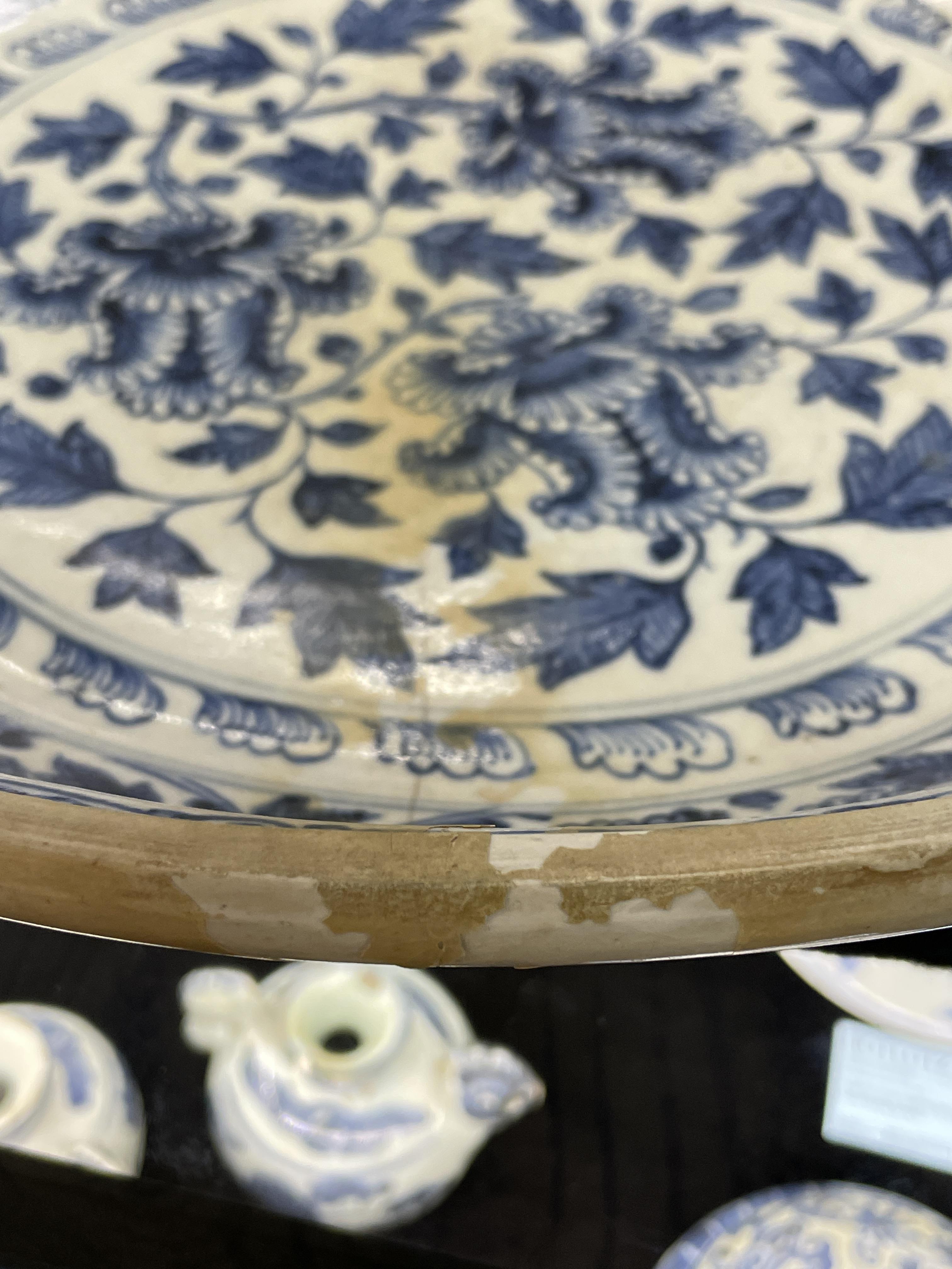 A LARGE VIETNAMESE BLUE AND WHITE PEONY DISH - Image 7 of 9
