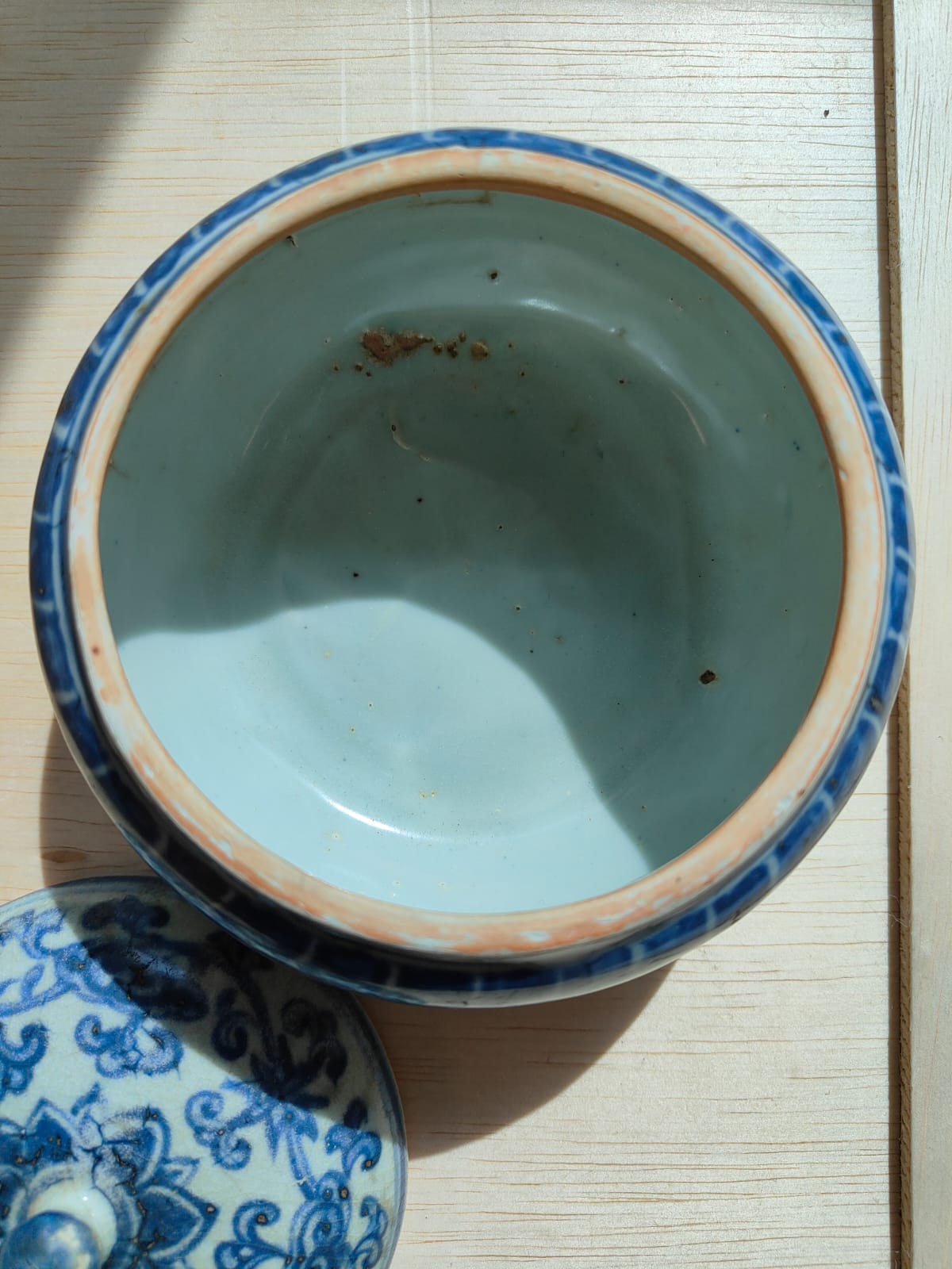 A BLUE AND WHITE PORCELAIN SQUAT BOWL AND COVER - Image 12 of 12