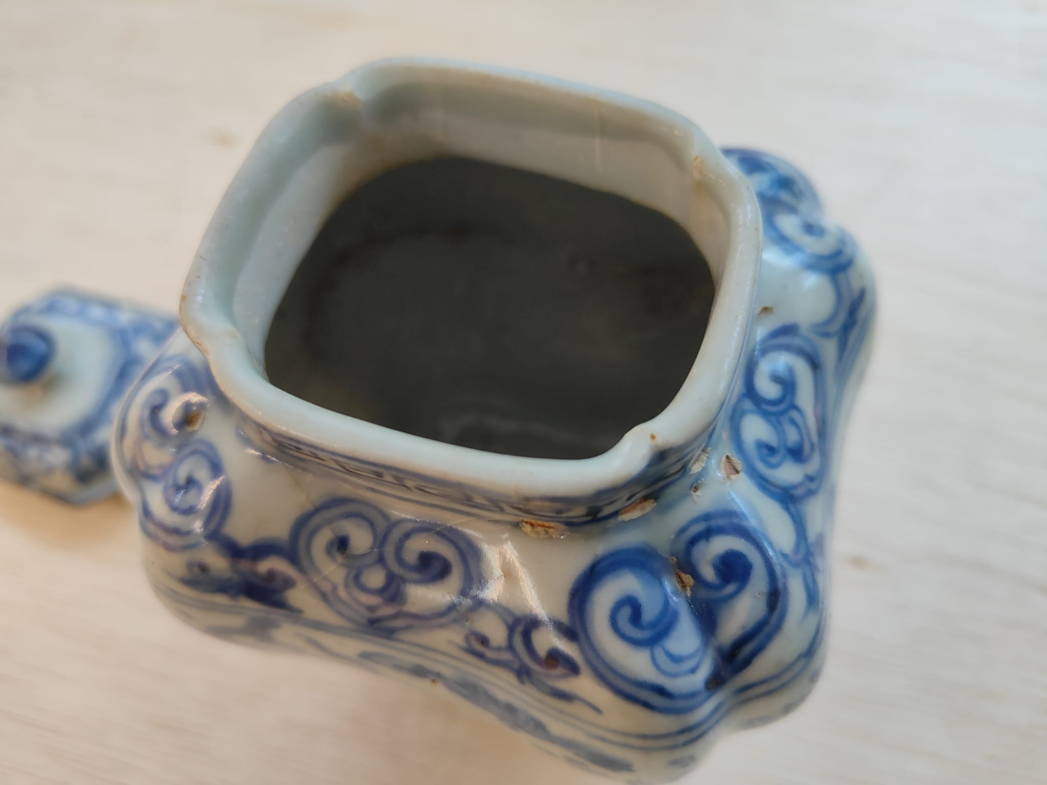 A BLUE AND WHITE PORCELAIN JAR AND COVER - Image 5 of 10