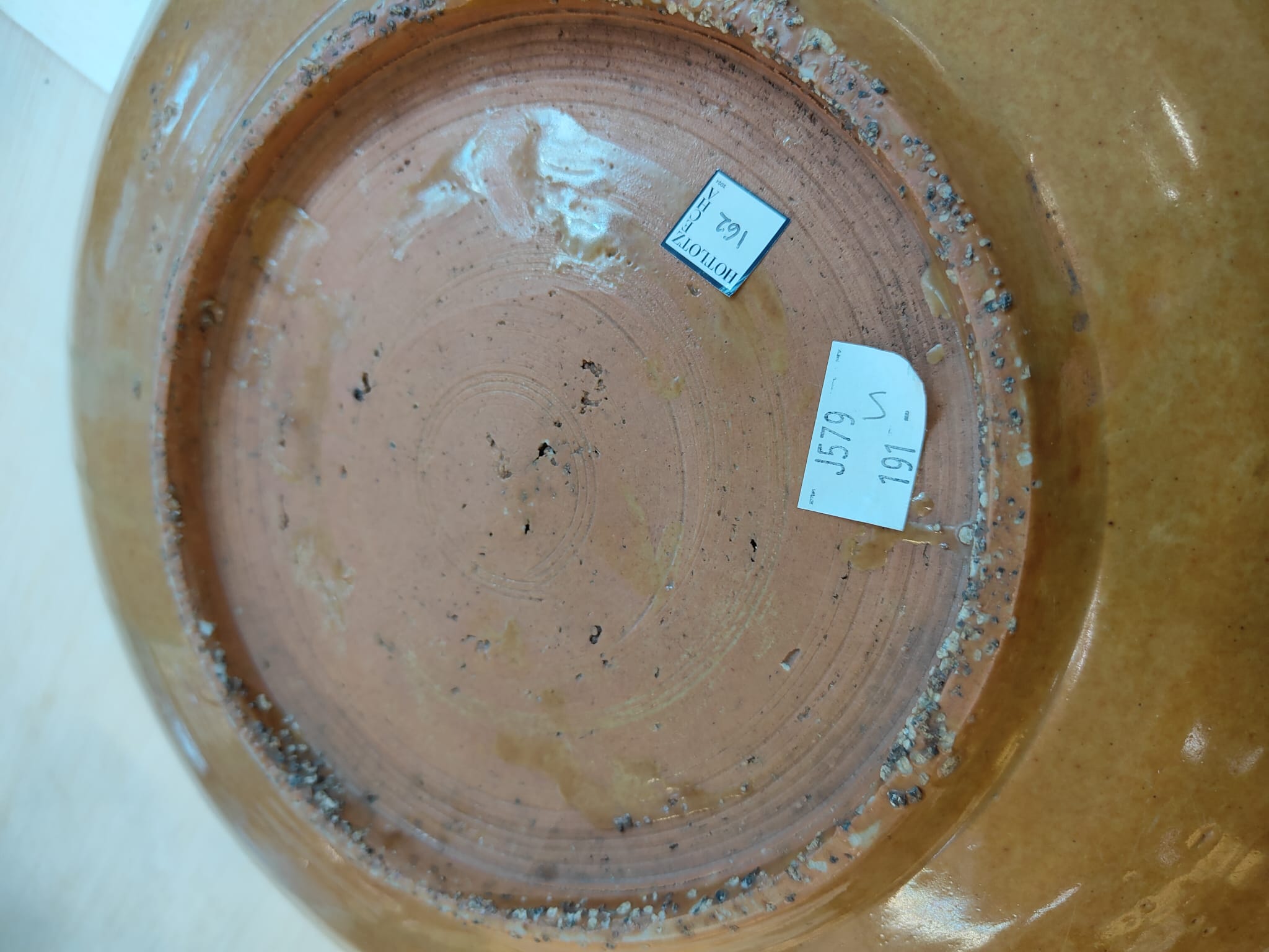 A LARGE SWATOW SLIP-DECORATED RUSSET GROUND BOWL - Image 7 of 7
