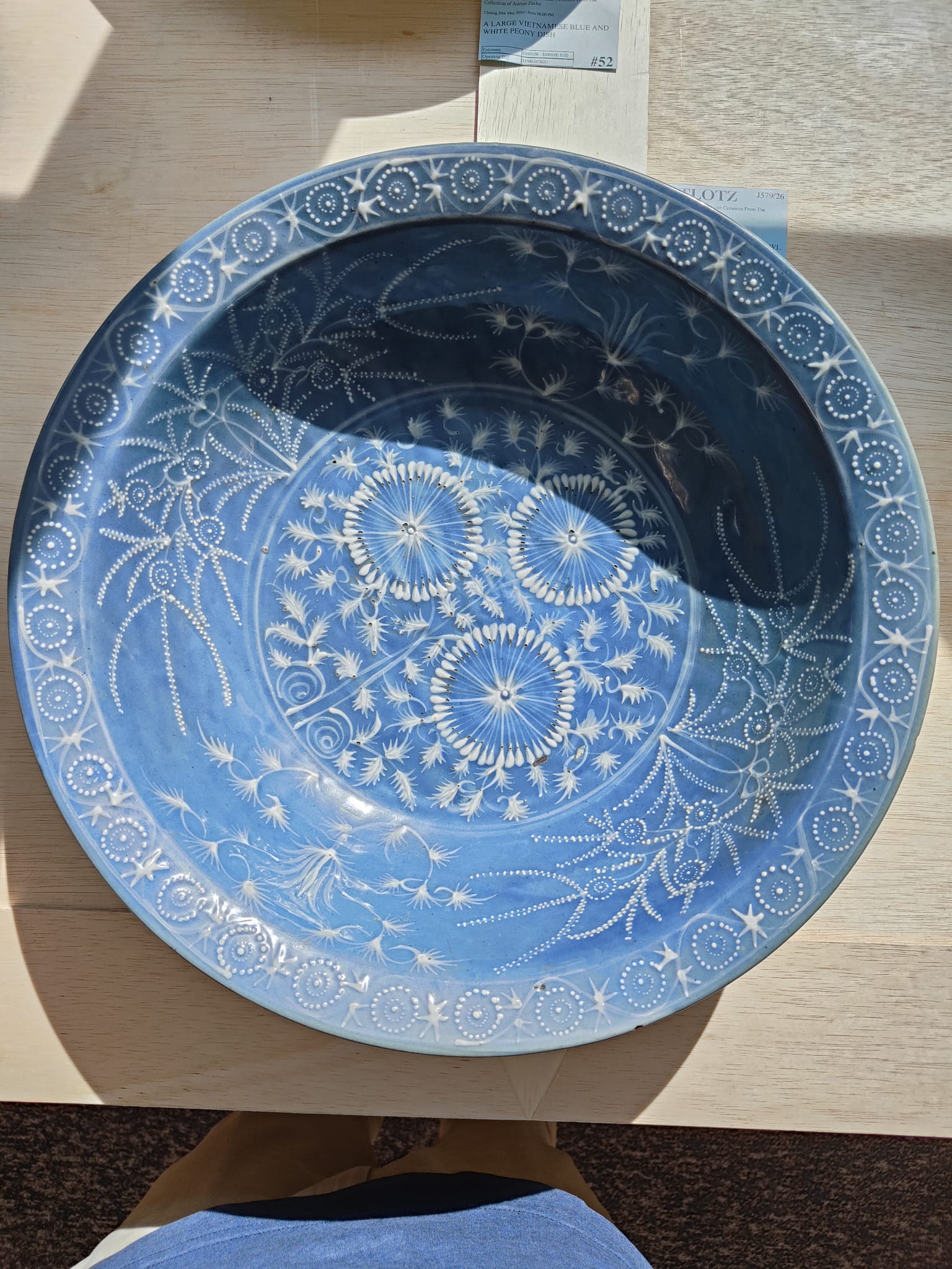 A LARGE SWATOW SLIP-DECORATED BLUE GROUND BOWL - Image 5 of 7