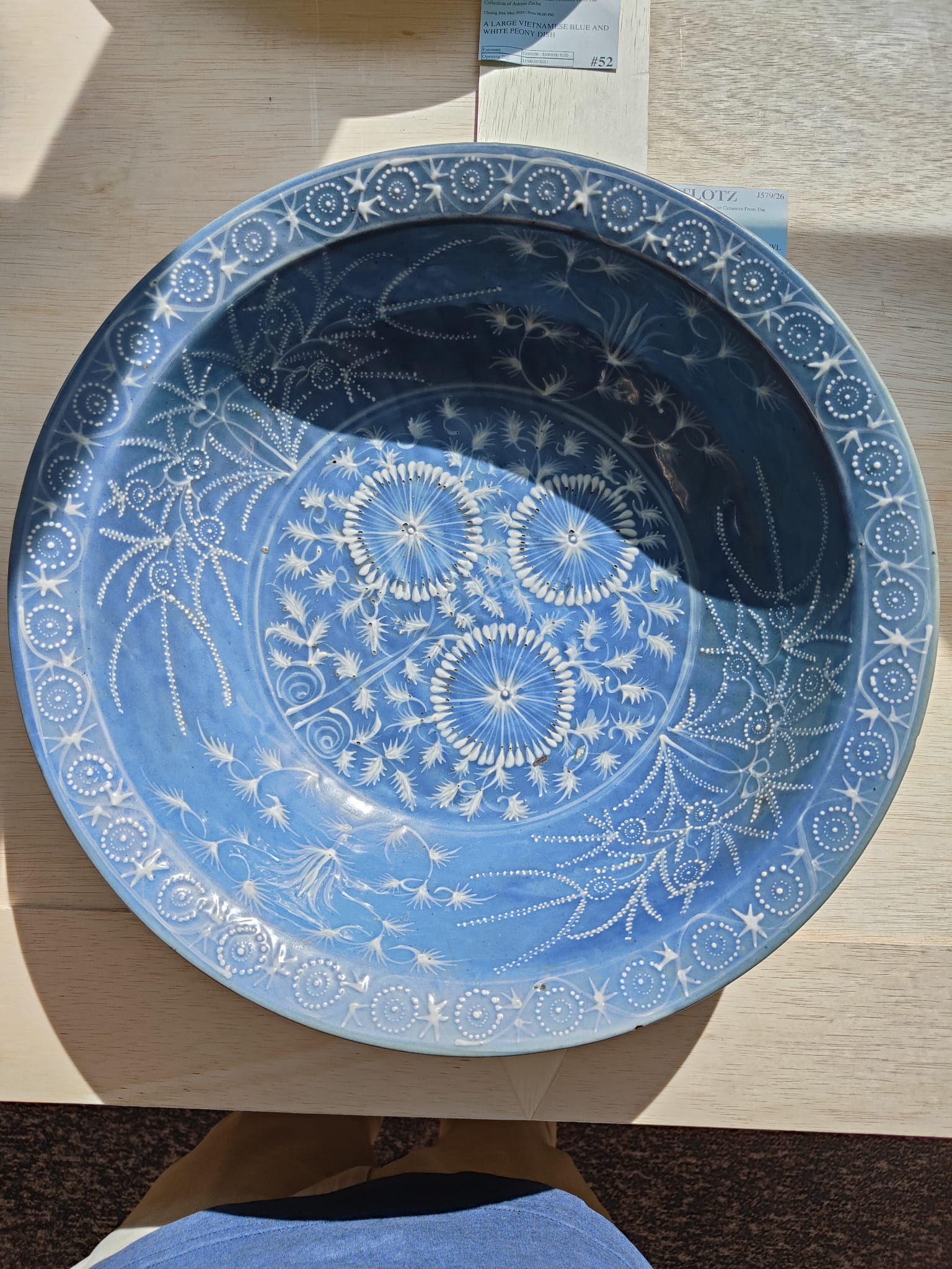 A LARGE SWATOW SLIP-DECORATED BLUE GROUND BOWL - Bild 5 aus 7