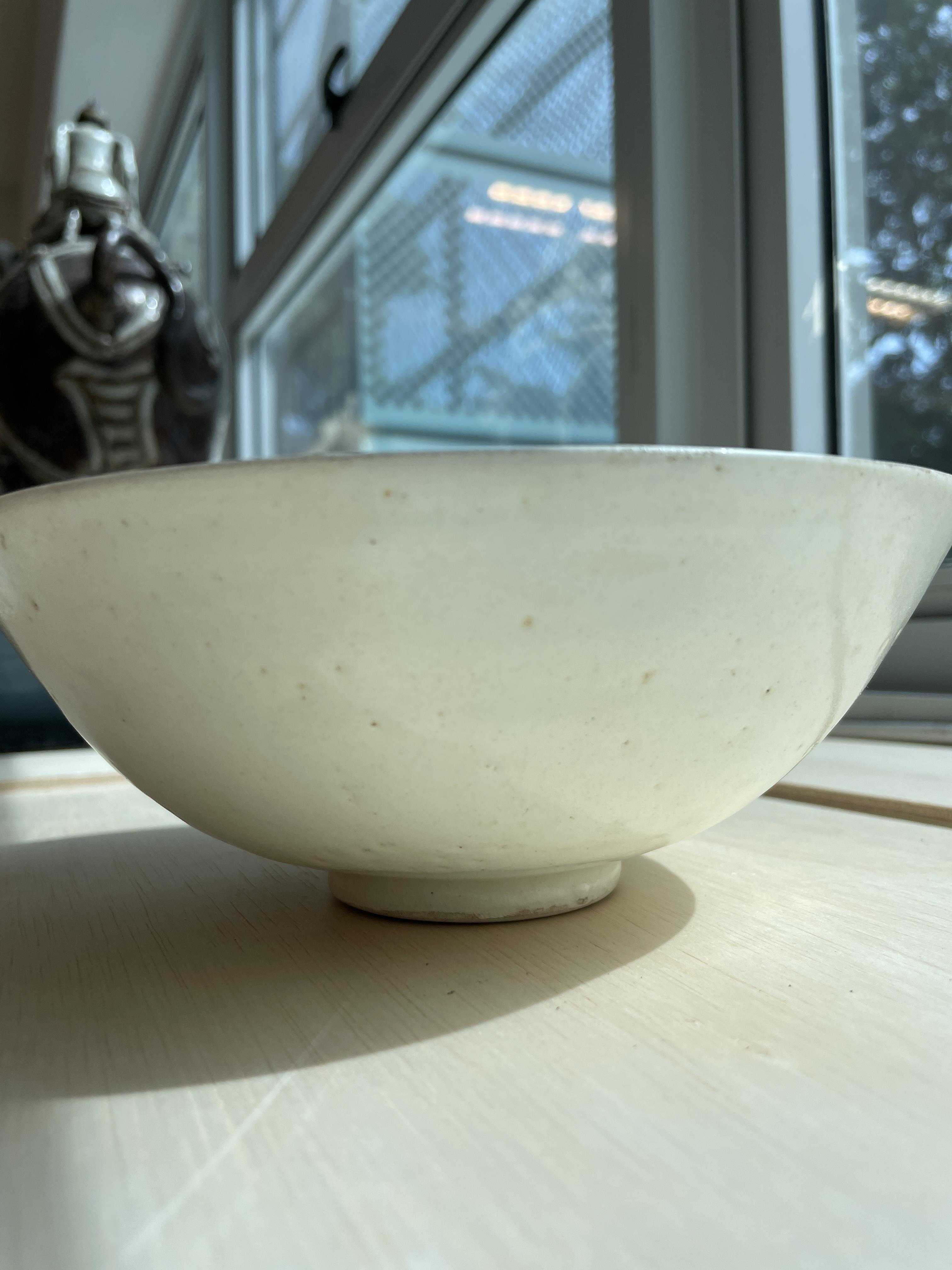 A WHITE GLAZED MOULDED THREE FLOWERS BOWL - Image 12 of 12