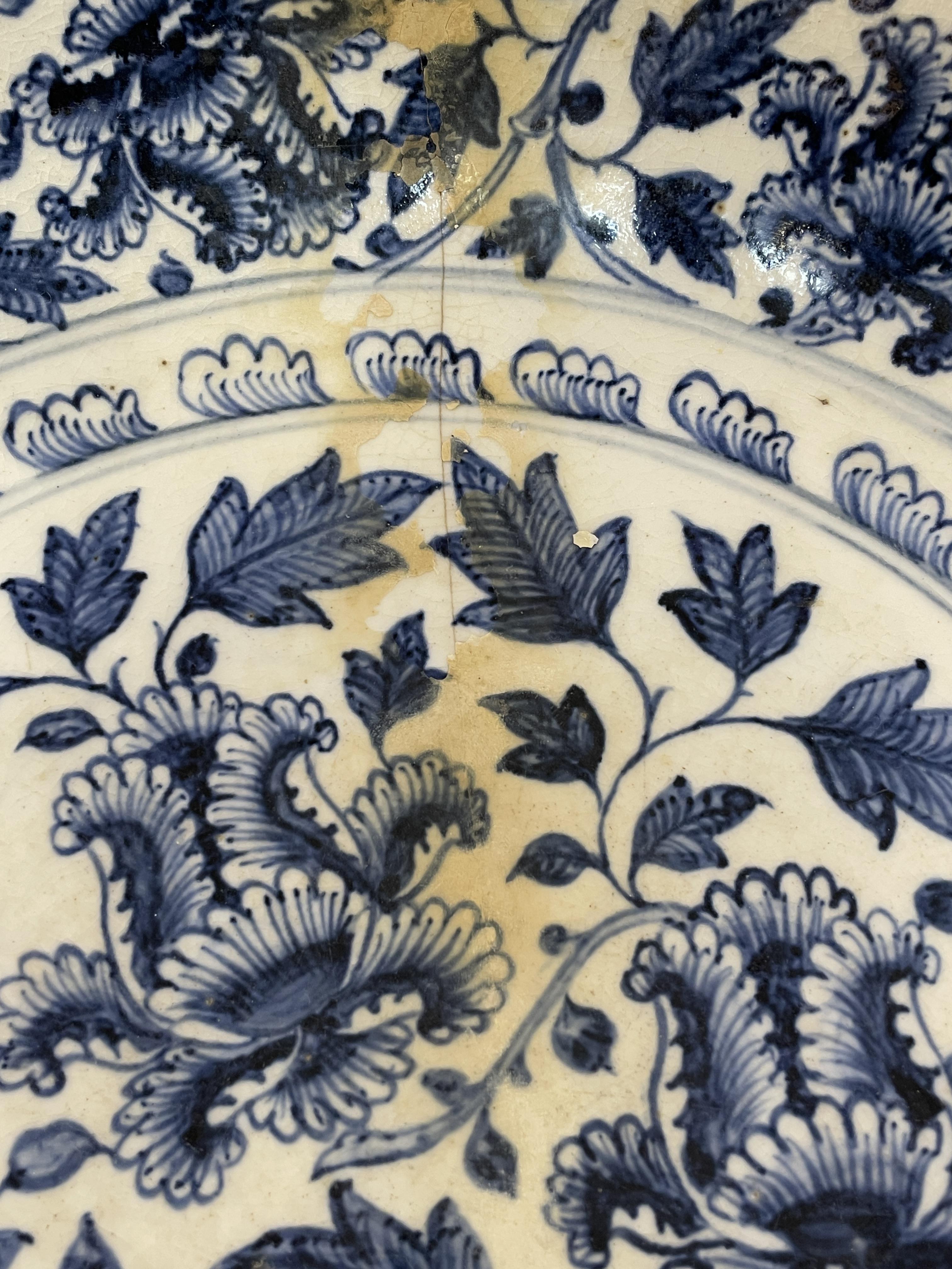 A LARGE VIETNAMESE BLUE AND WHITE PEONY DISH - Image 5 of 9