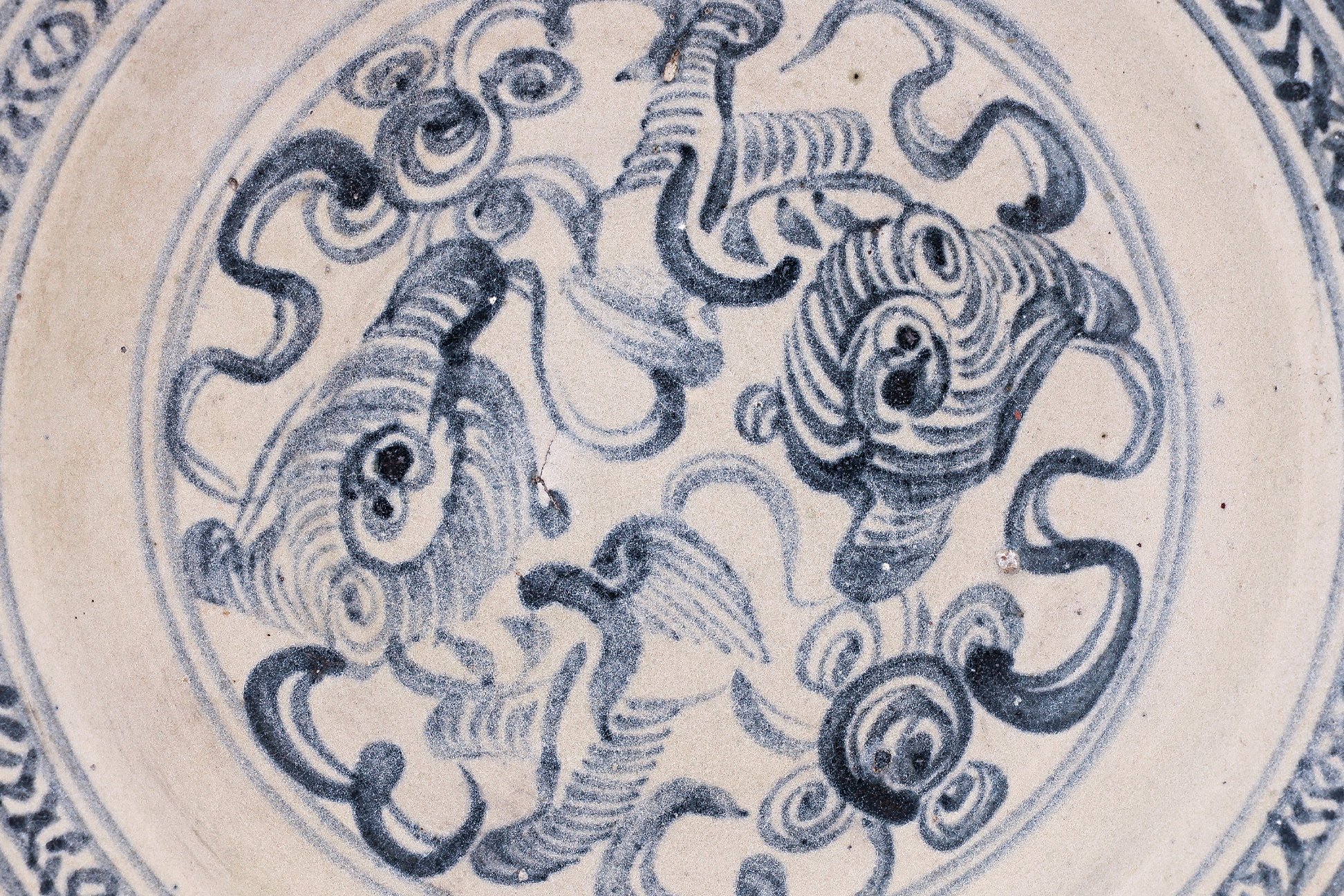 A BLUE AND WHITE FOO LION DECORATED DISH - Bild 2 aus 4