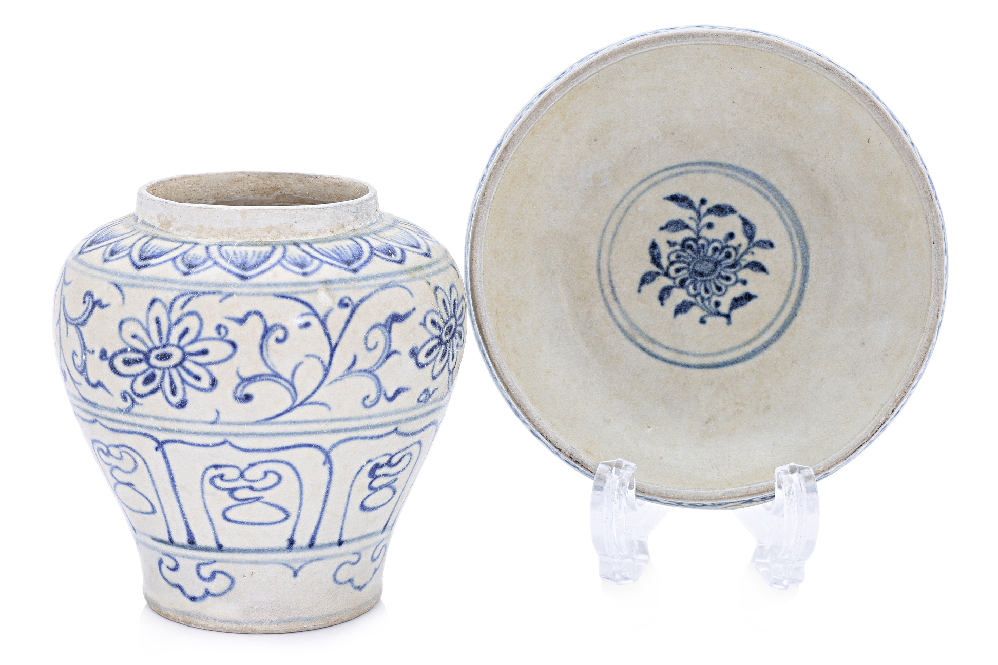A SMALL VIETNAMESE BLUE AND WHITE JAR AND DISH