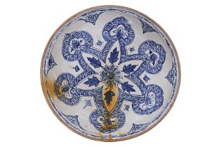 A LARGE VIETNAMESE BLUE AND WHITE DISH