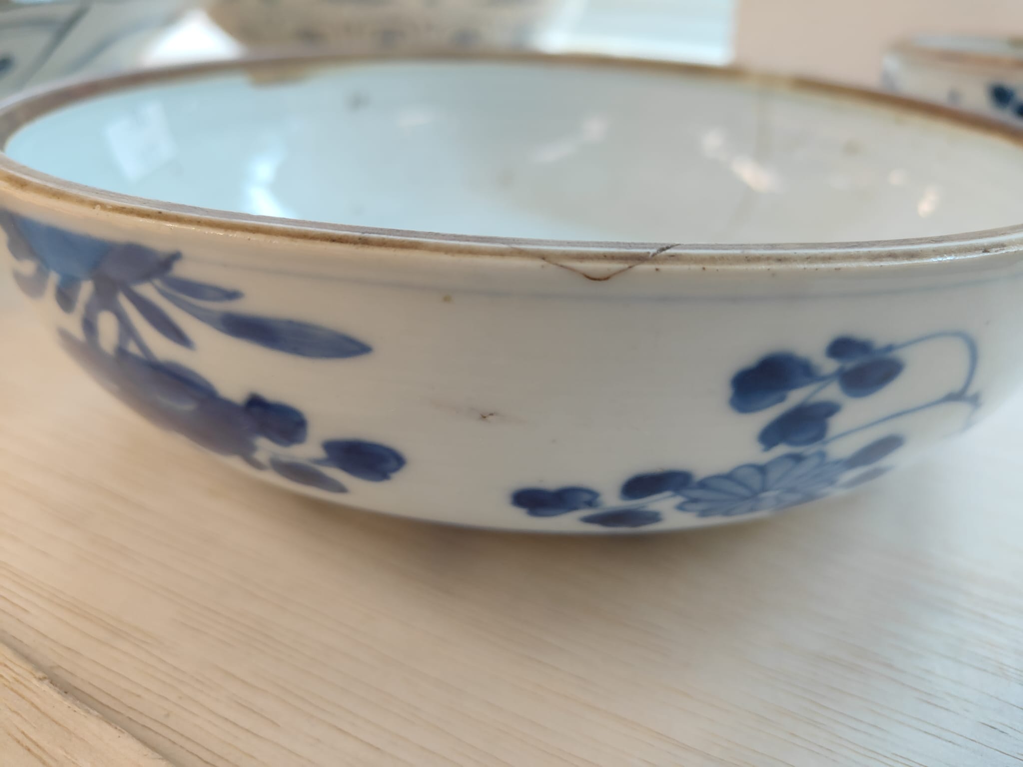 A LARGE BLUE AND WHITE CIRCULAR PORCELAIN BOX AND COVER - Image 4 of 9