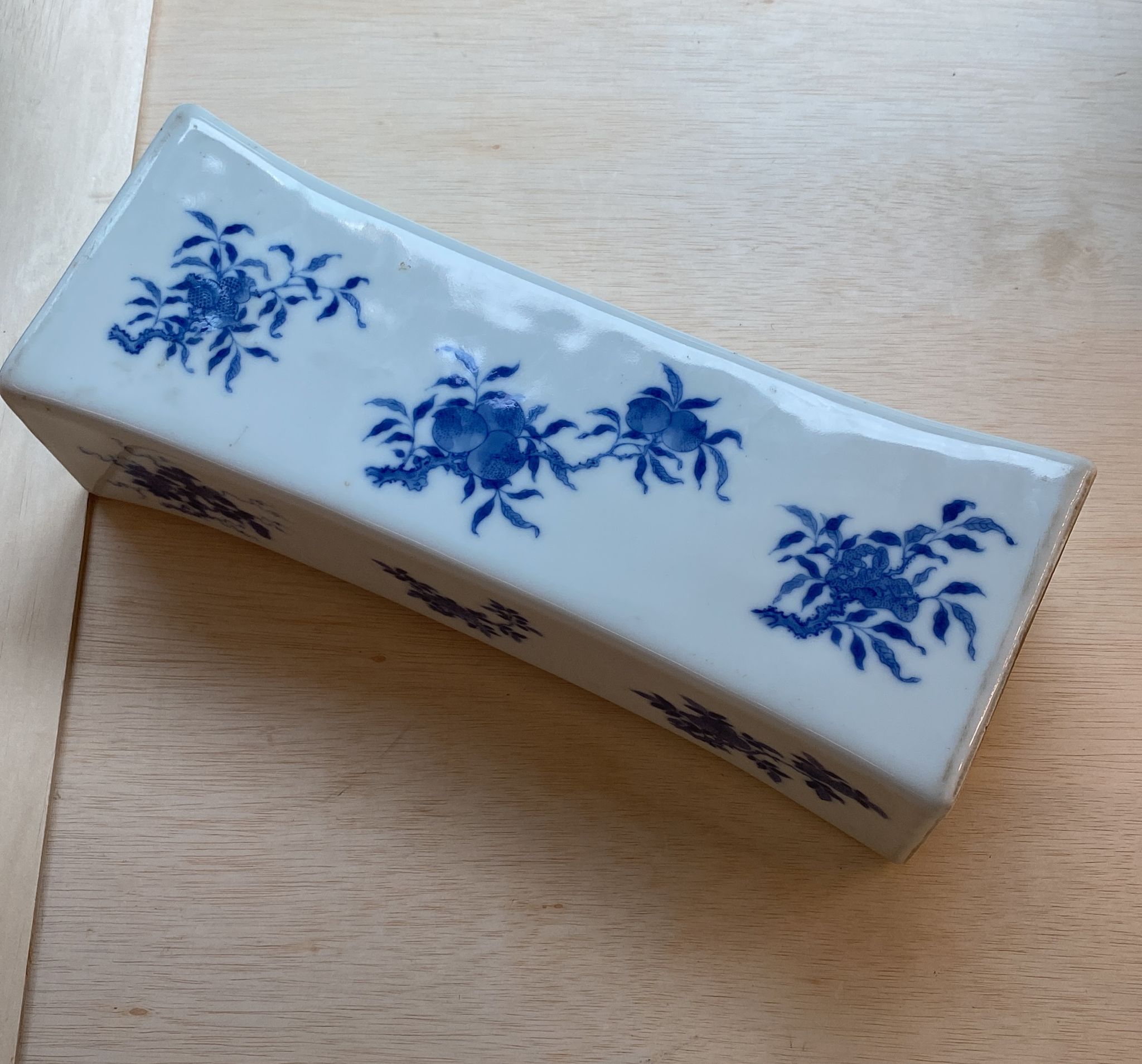 A LARGE BLUE AND WHITE PORCELAIN PILLOW - Image 22 of 24