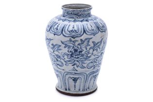A LARGE VIETNAMESE BLUE AND WHITE BALUSTER JAR