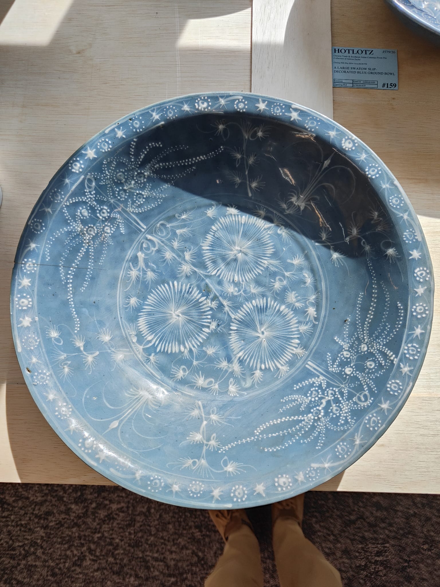 A LARGE SWATOW SLIP-DECORATED BLUE GROUND BOWL - Image 4 of 7