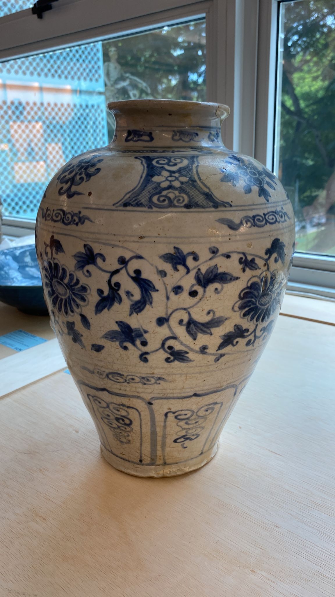 A LARGE VIETNAMESE BLUE AND WHITE JAR - Image 12 of 15