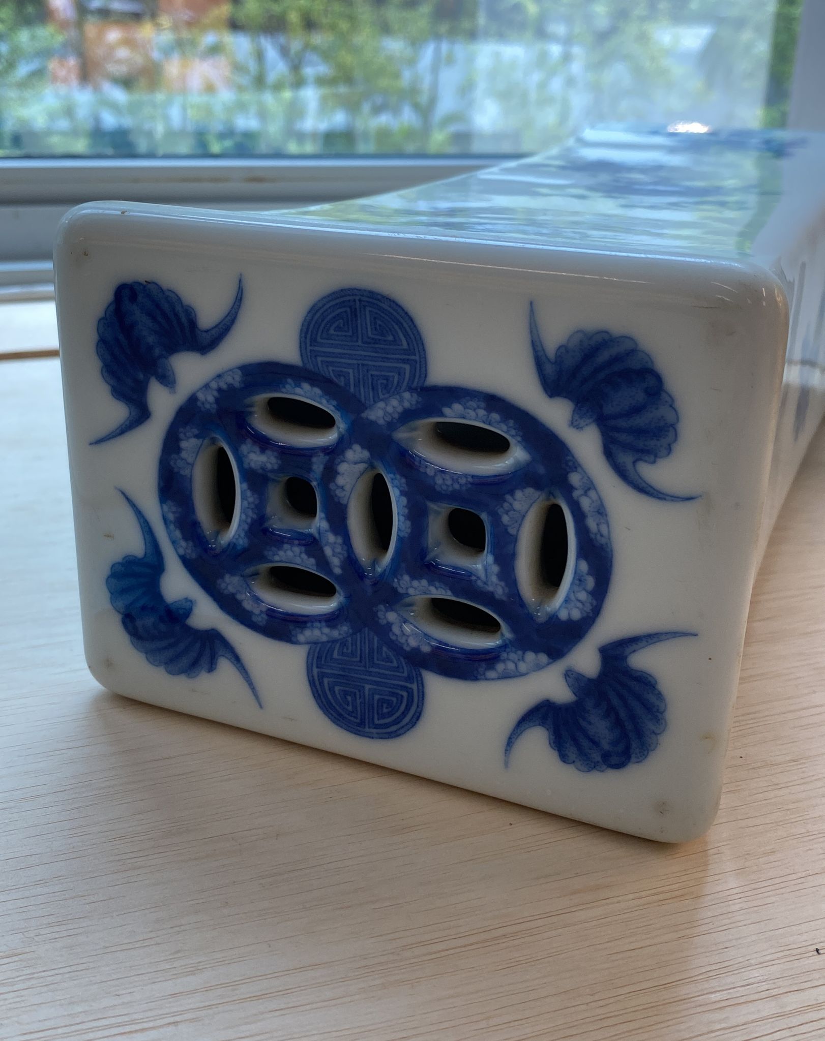 A LARGE BLUE AND WHITE PORCELAIN PILLOW - Image 18 of 24