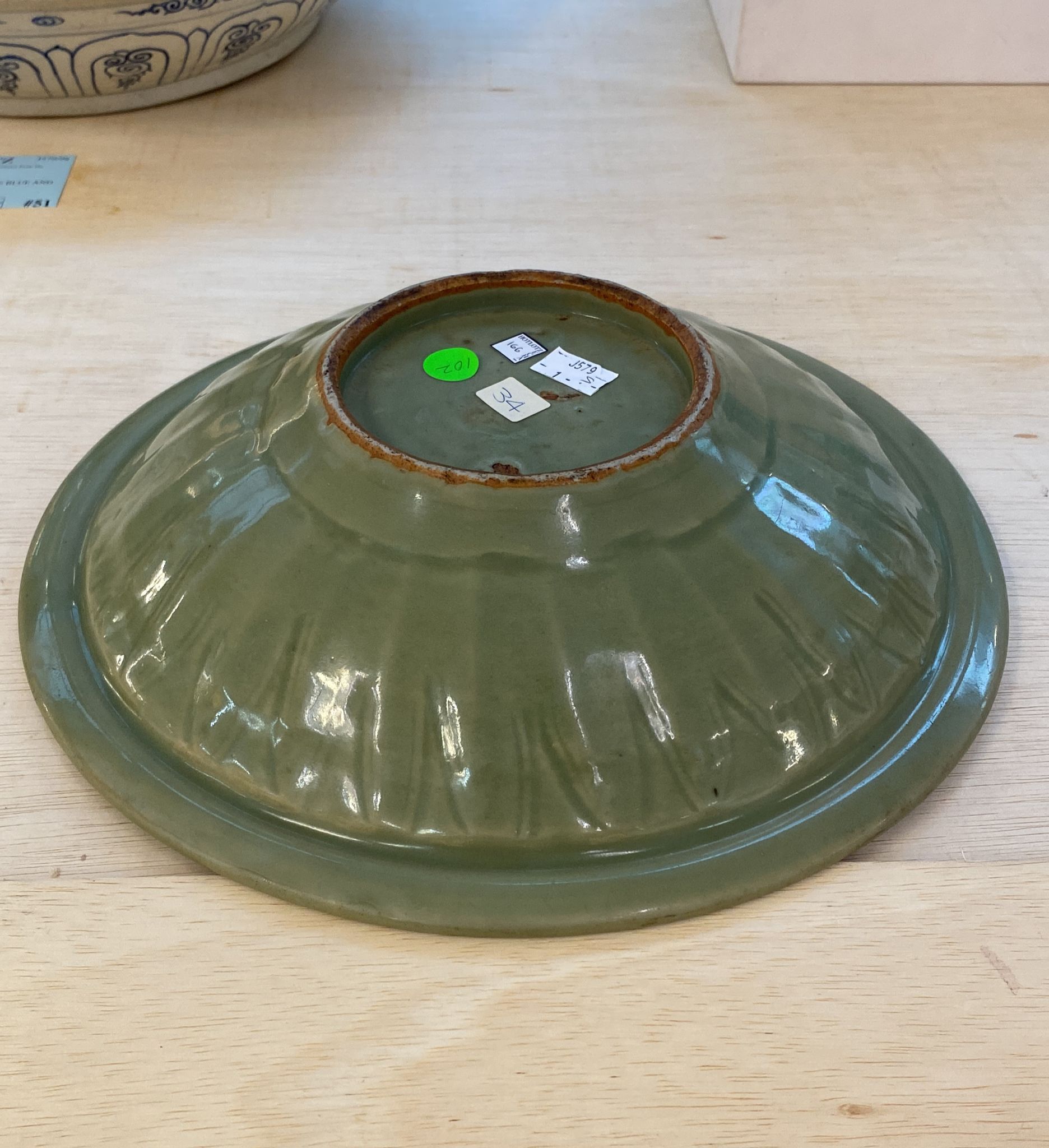 A LARGE MOULDED LONGQUAN CELADON TWIN FISH DISH - Image 9 of 14