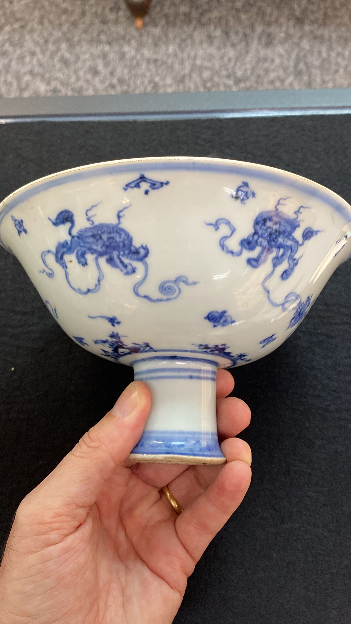 A BLUE AND WHITE BUDDHIST LION STEM BOWL - Image 11 of 17
