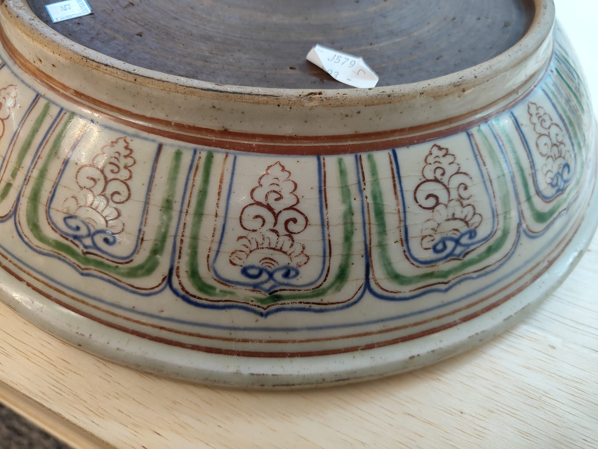 A LARGE VIETNAMESE POLYCHROME TREE PEONY DISH - Image 7 of 9