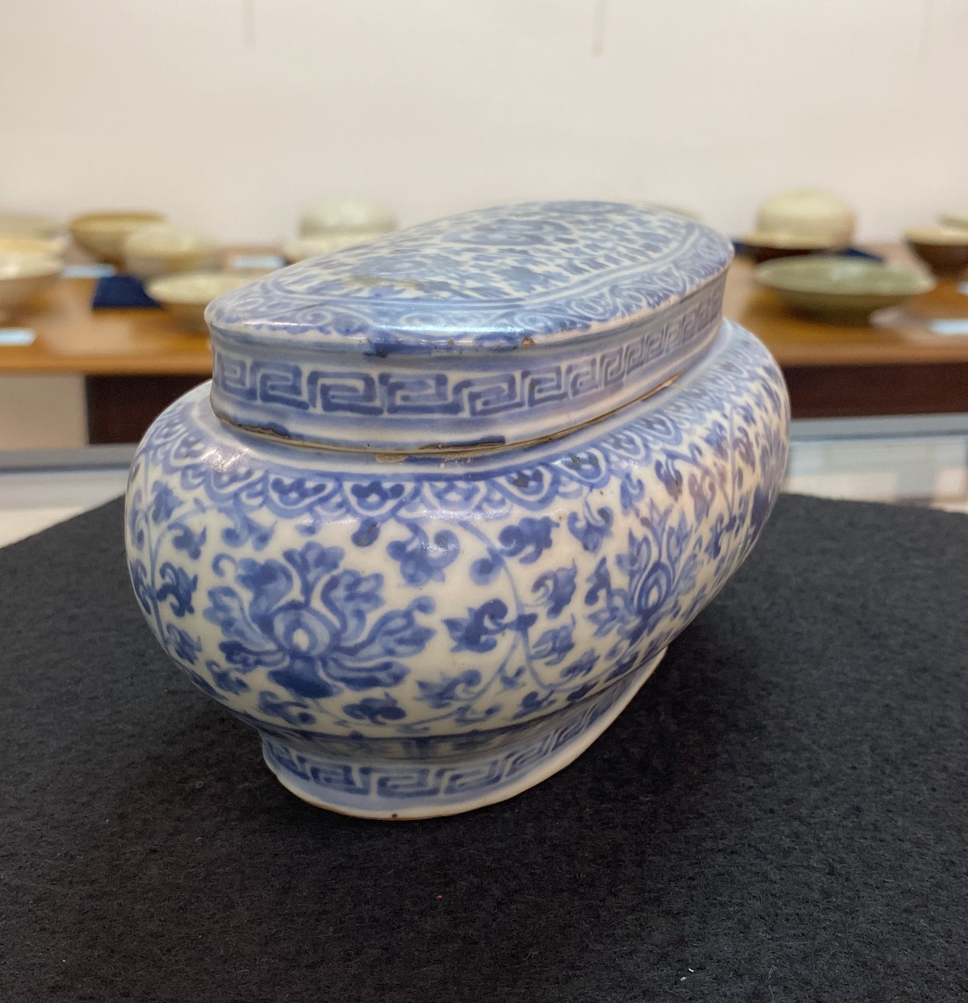 A BLUE AND WHITE OVAL BOX, COVER AND LINER - Image 8 of 17