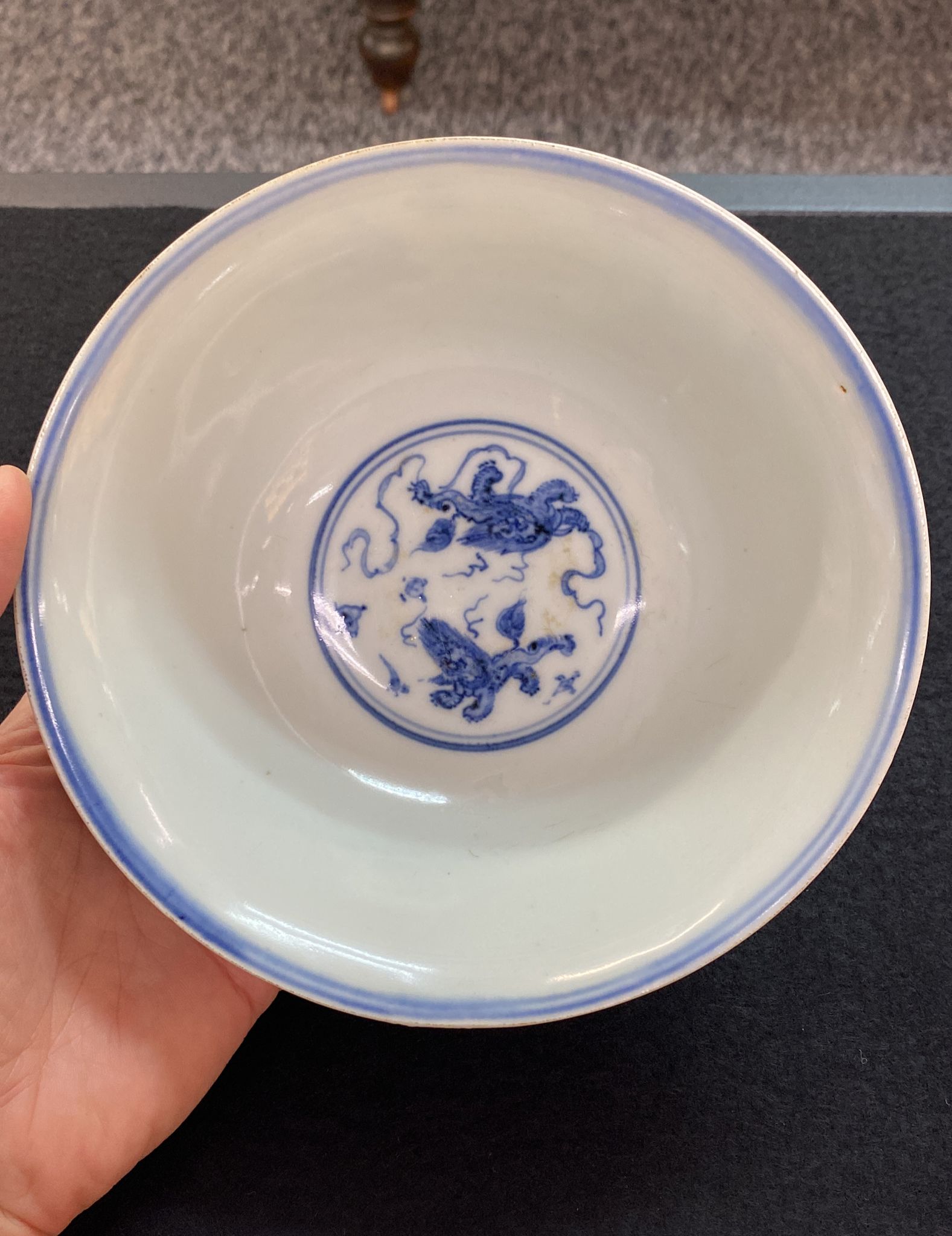 A BLUE AND WHITE BUDDHIST LION STEM BOWL - Image 7 of 17