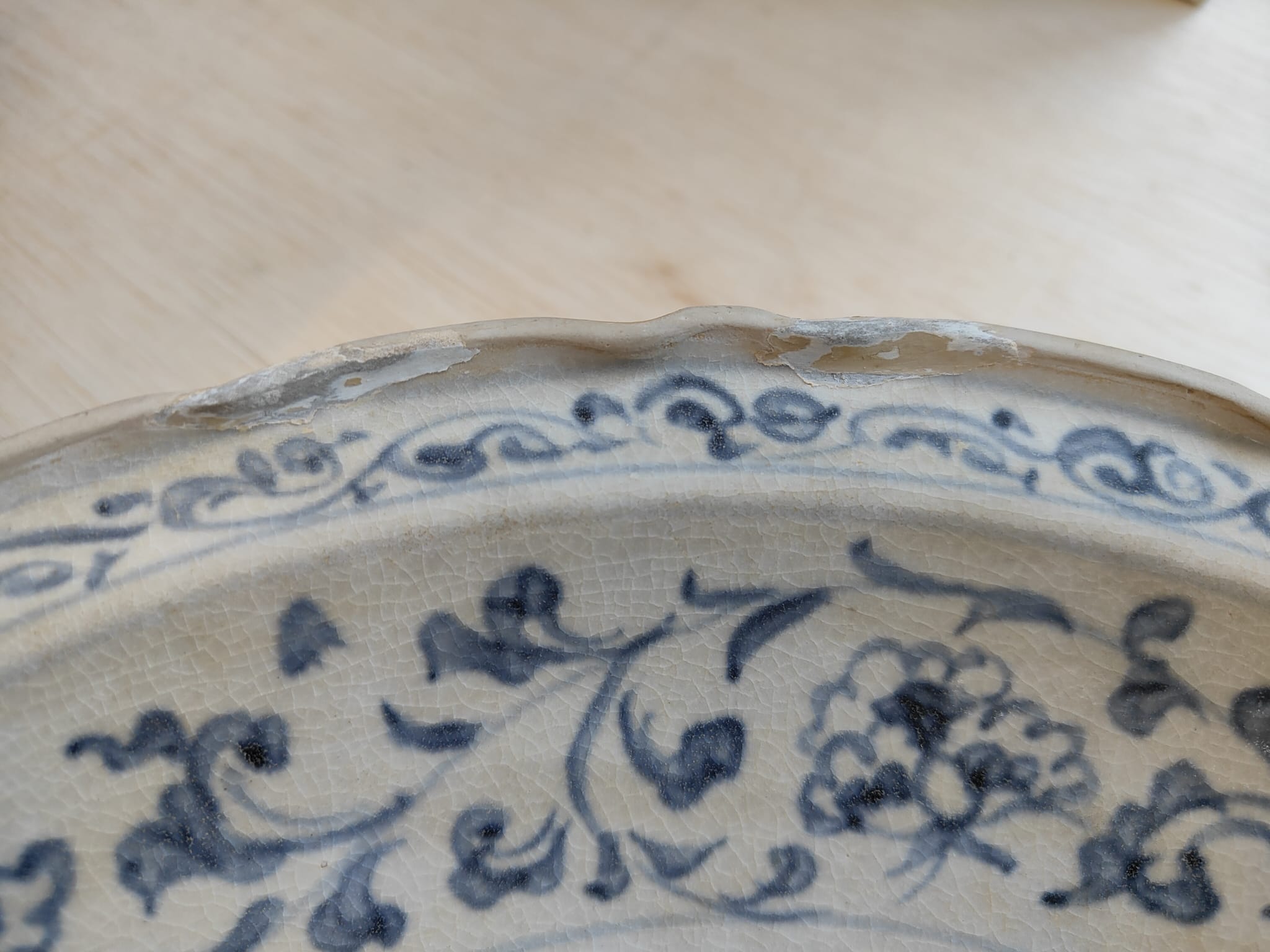 A LARGE VIETNAMESE BLUE AND WHITE CARP DISH - Image 5 of 7