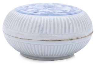 A BLUE AND WHITE CIRCULAR FLUTED BOX AND COVER