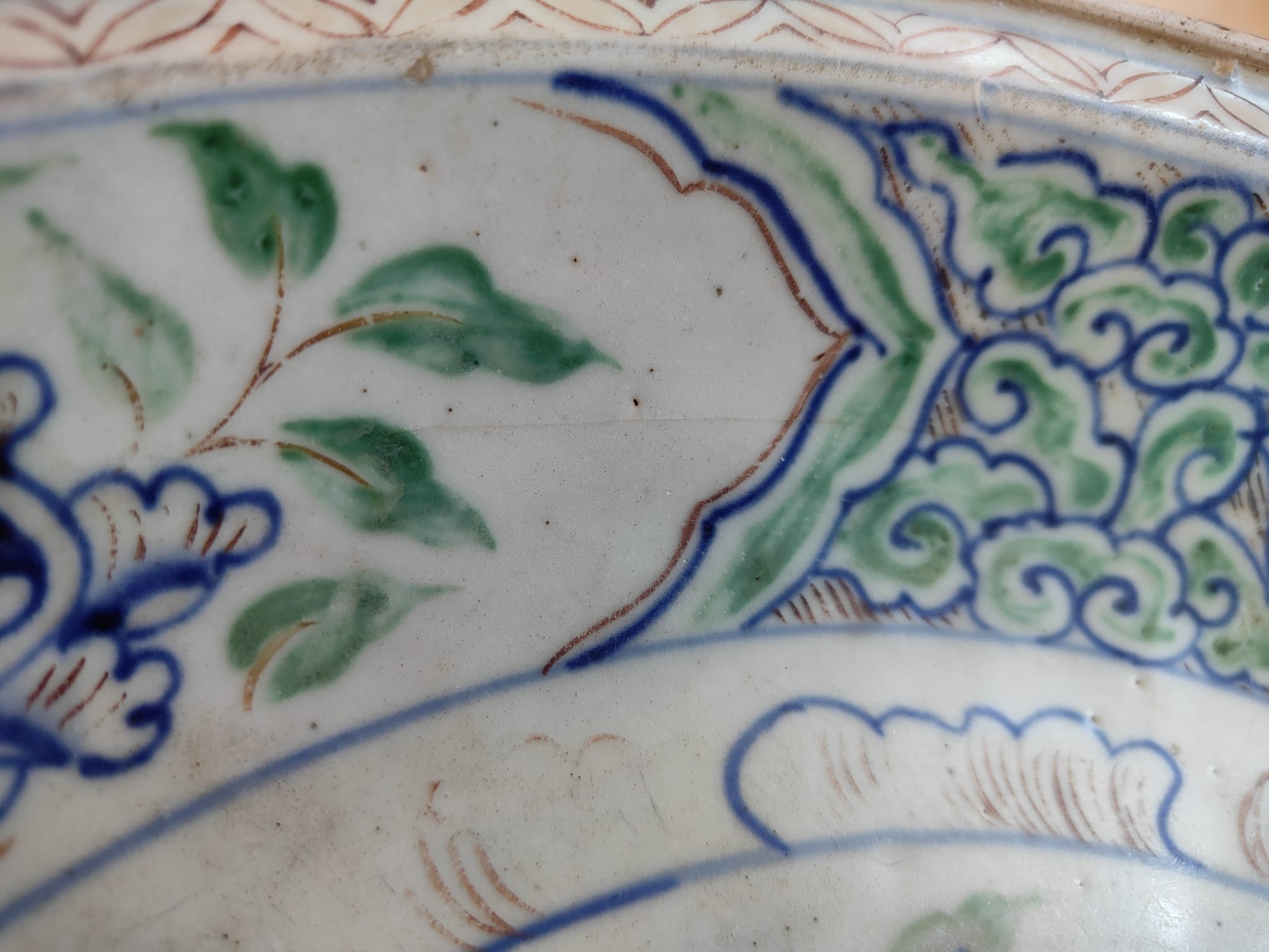 A LARGE VIETNAMESE POLYCHROME TREE PEONY DISH - Image 9 of 9