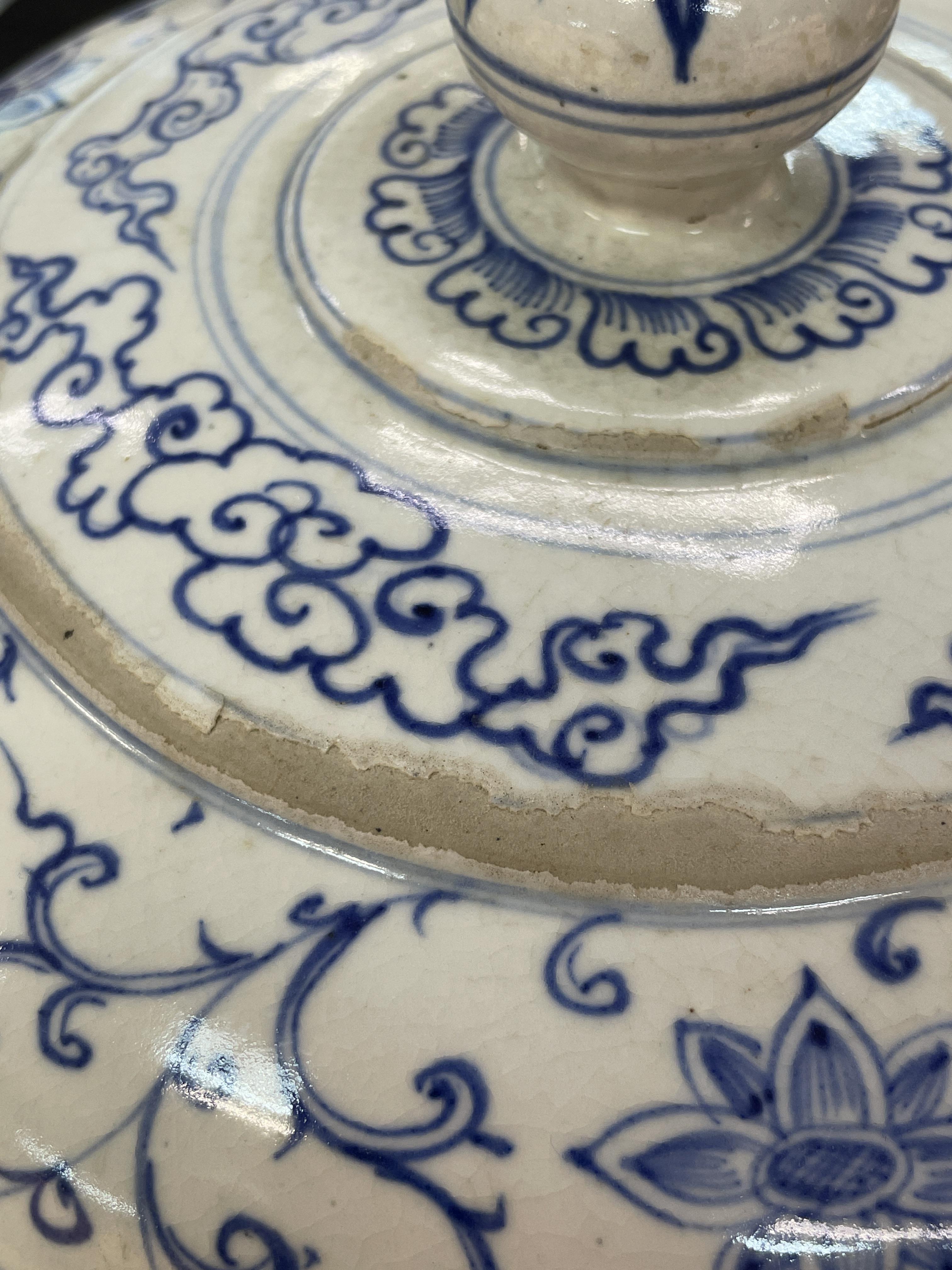 A LARGE AND RARE VIETNAMESE BLUE AND WHITE BOWL AND COVER - Image 23 of 29