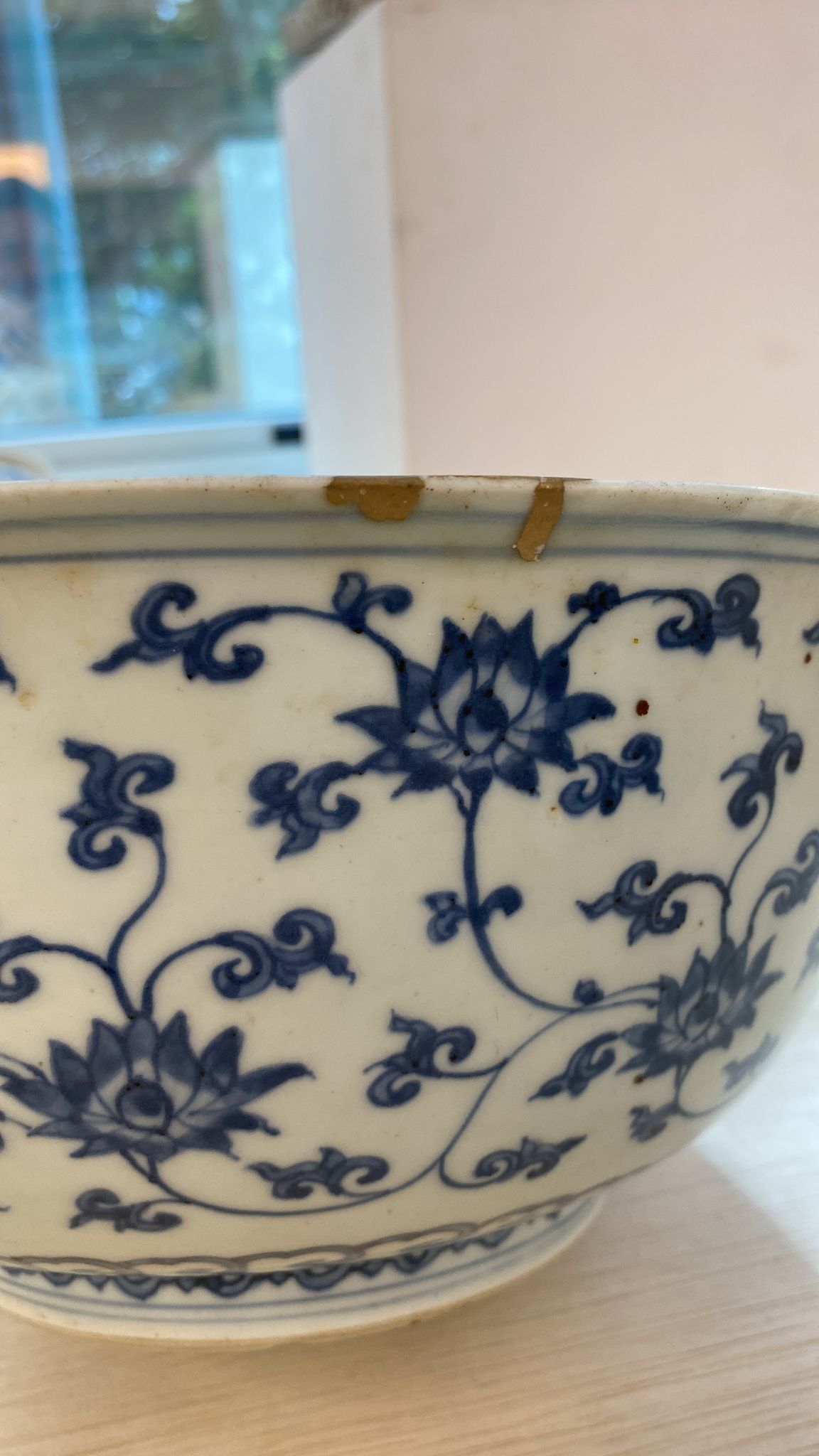 A LARGE BLUE AND WHITE LOTUS AND FRUIT BOWL - Image 17 of 17
