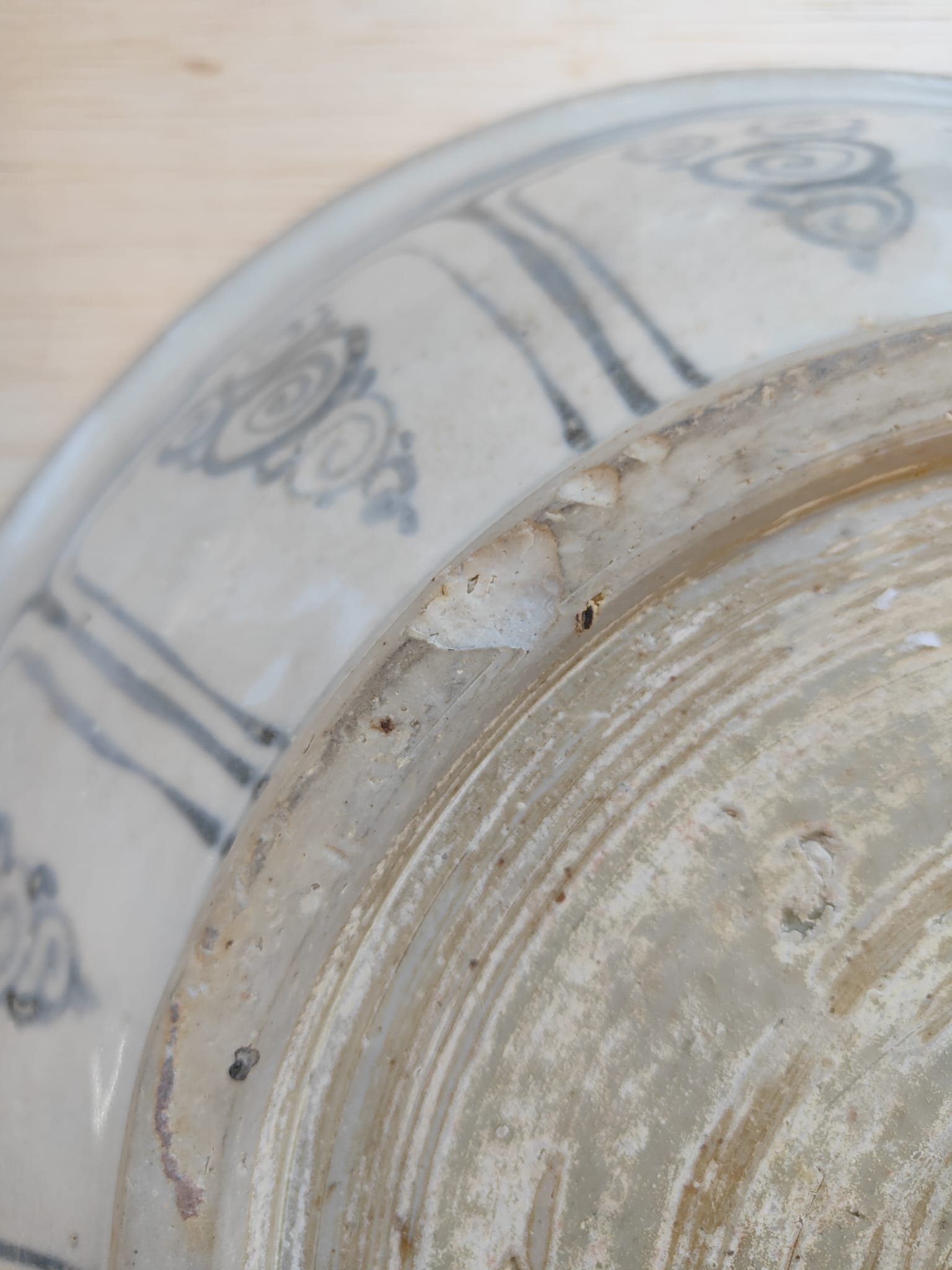 A LARGE VIETNAMESE BLUE AND WHITE DISH WITH LEAPING CARP - Bild 5 aus 7
