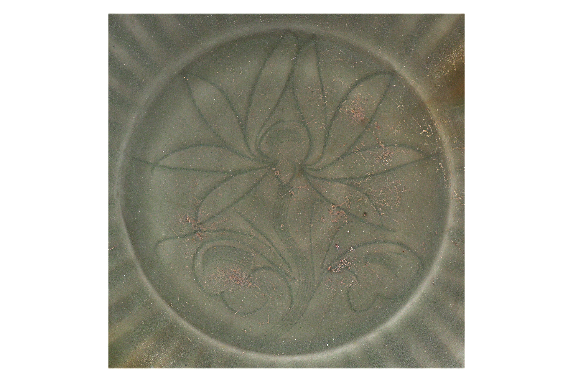 AN INCISED AND FLUTED CELADON DISH - Bild 2 aus 3