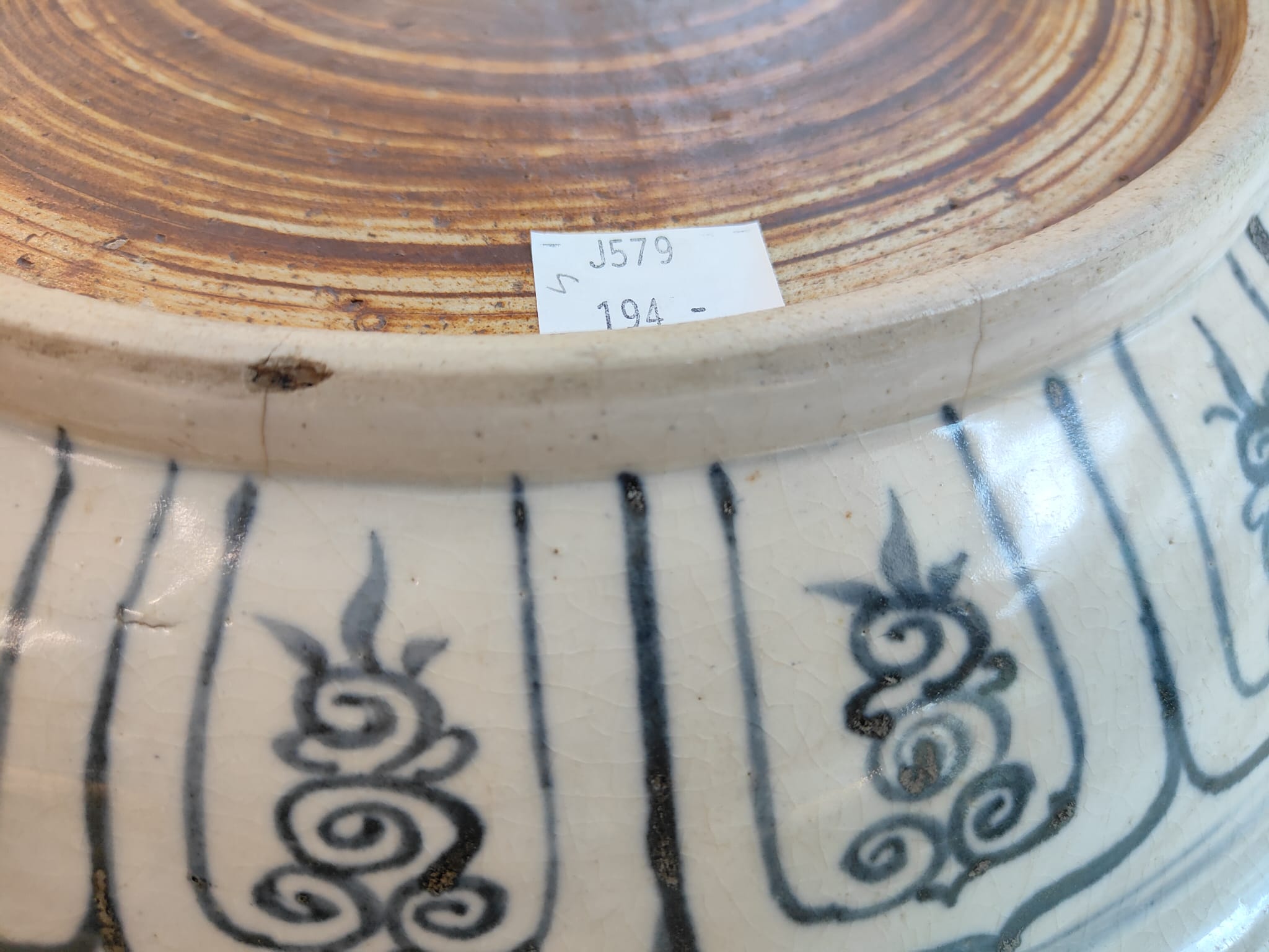 A LARGE VIETNAMESE BLUE AND WHITE PEONY DISH - Image 9 of 10