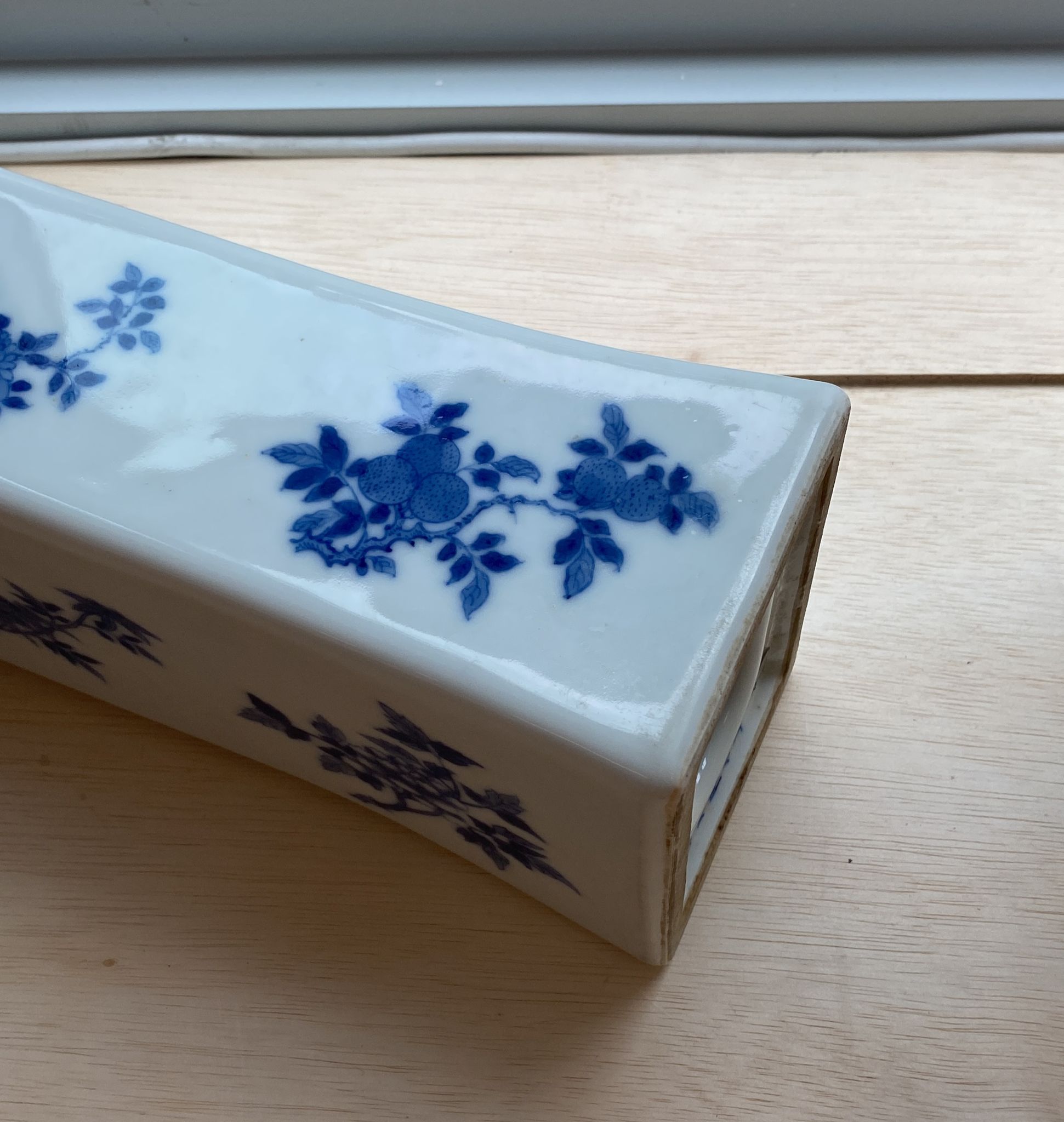 A LARGE BLUE AND WHITE PORCELAIN PILLOW - Image 20 of 24