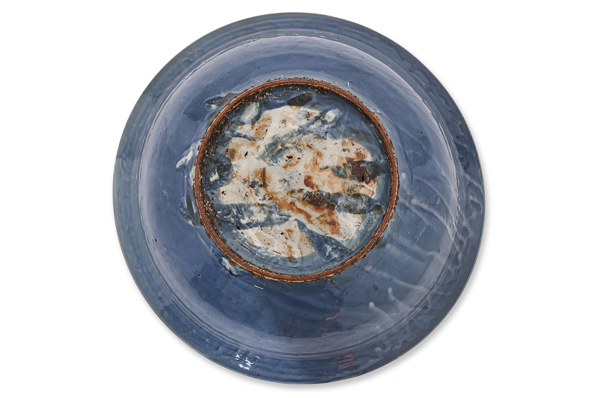 A LARGE SWATOW SLIP-DECORATED BLUE GROUND BOWL - Image 3 of 7