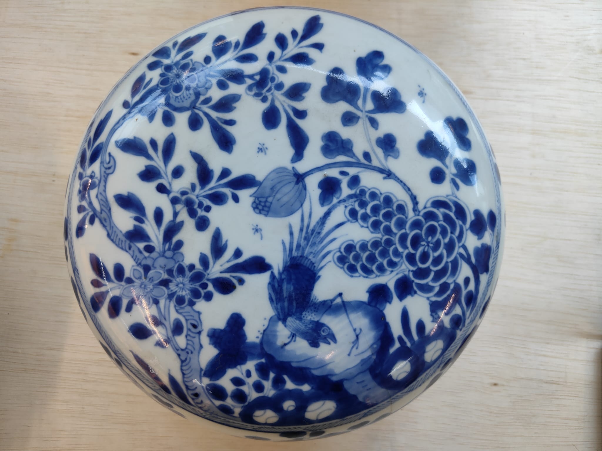 A LARGE BLUE AND WHITE CIRCULAR PORCELAIN BOX AND COVER - Image 6 of 9