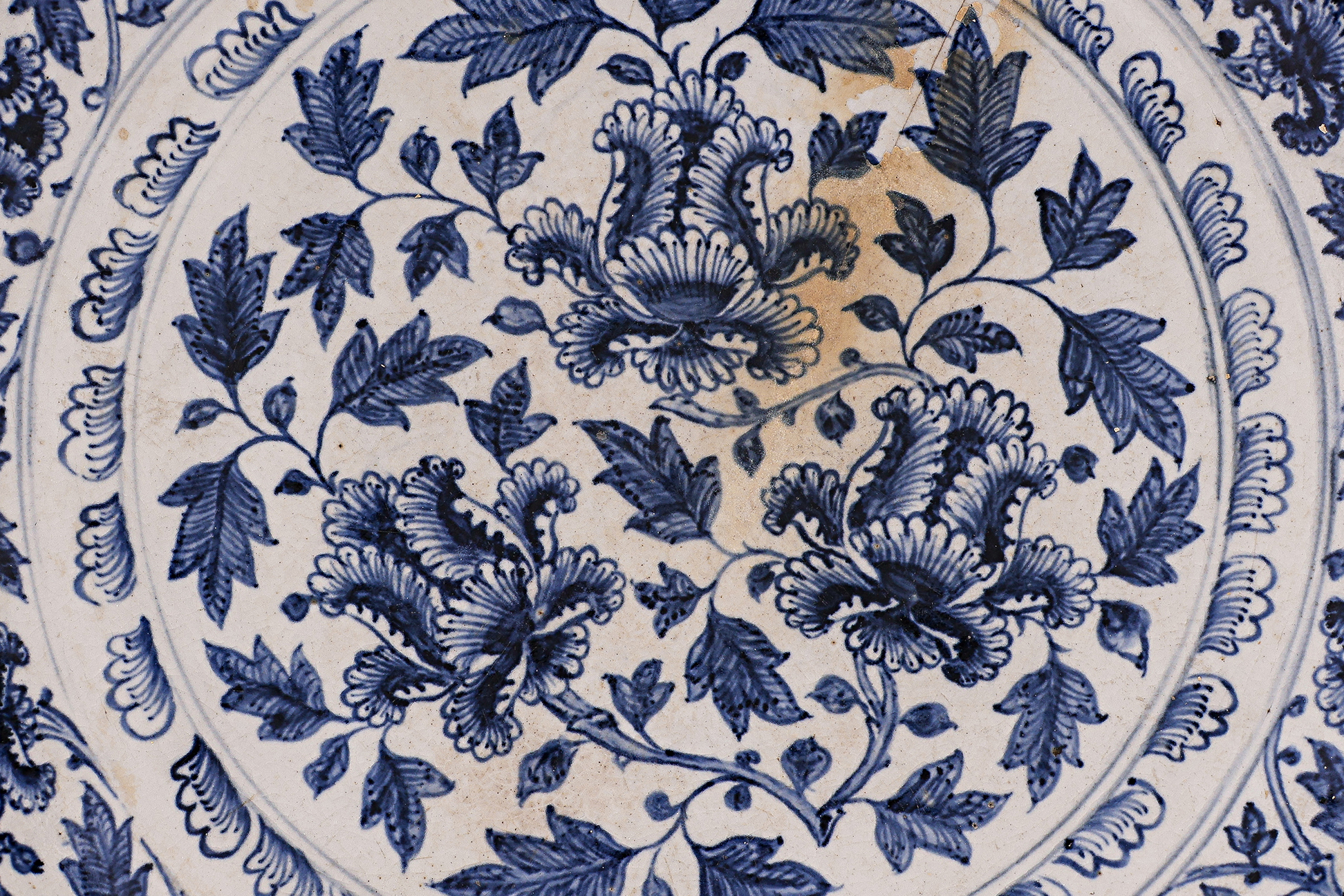 A LARGE VIETNAMESE BLUE AND WHITE PEONY DISH - Image 3 of 9