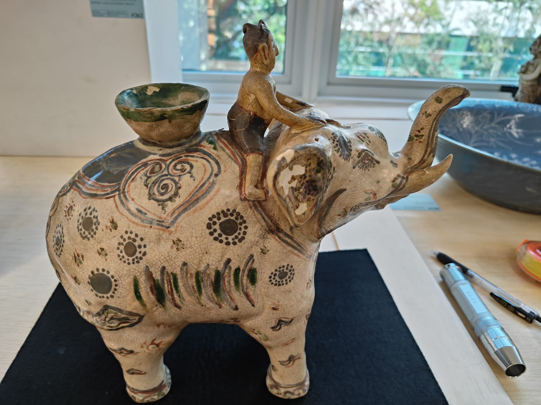 A LARGE VIETNAMESE POLYCHROME ELEPHANT EWER - Image 8 of 14