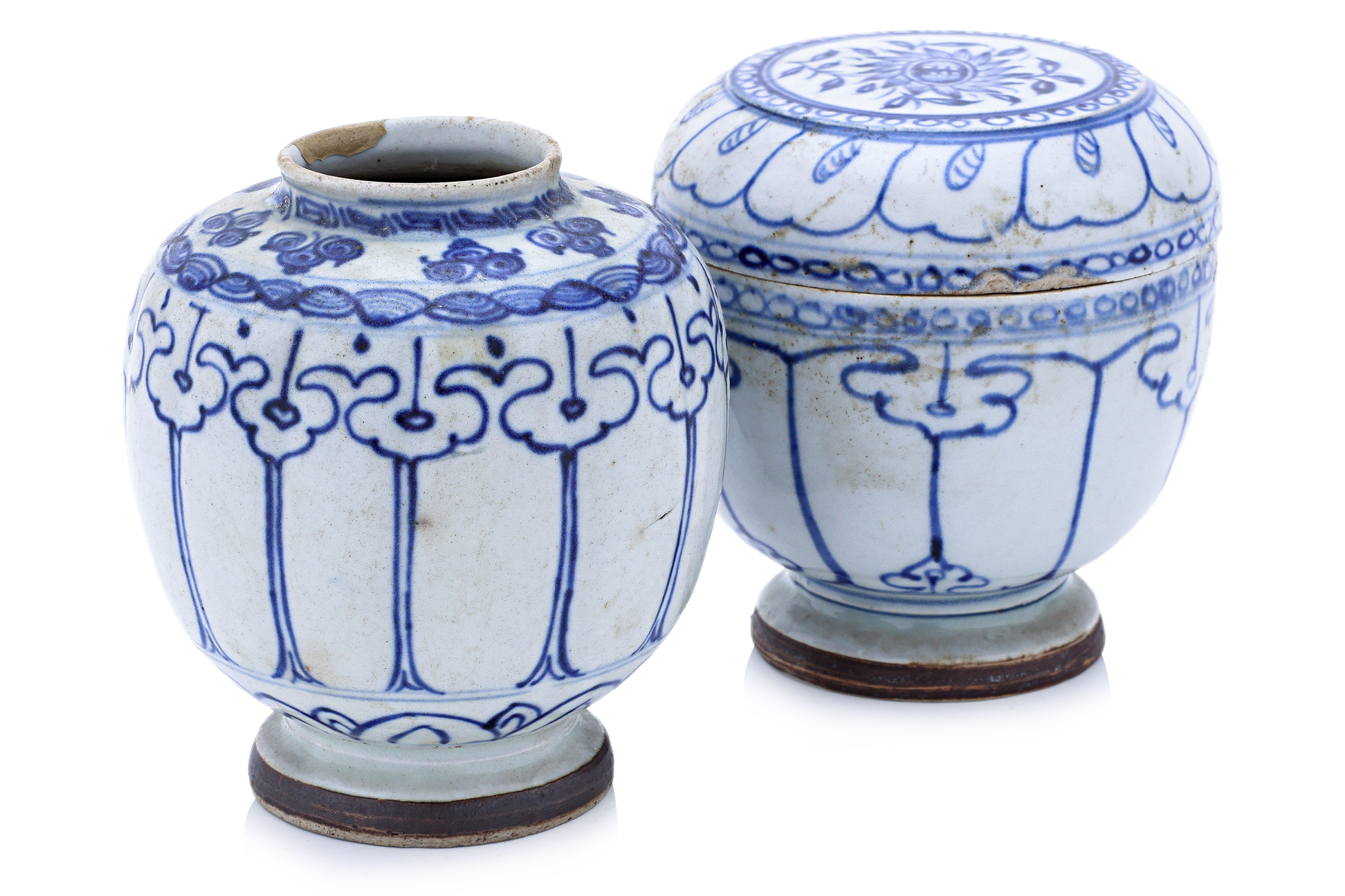 A VIETNAMESE BLUE AND WHITE JARLET AND COVERED BOX