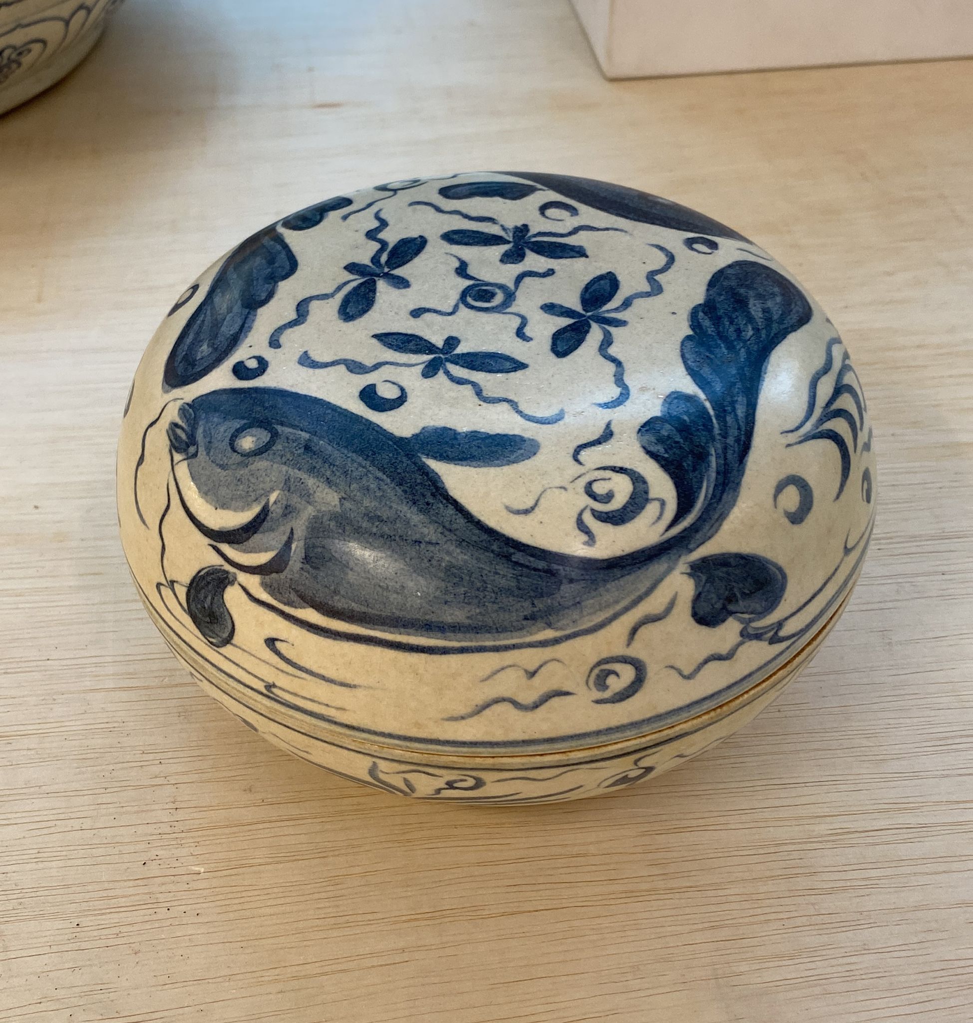 A VIETNAMESE BLUE AND WHITE CIRCULAR FISH BOX AND COVER - Image 5 of 11