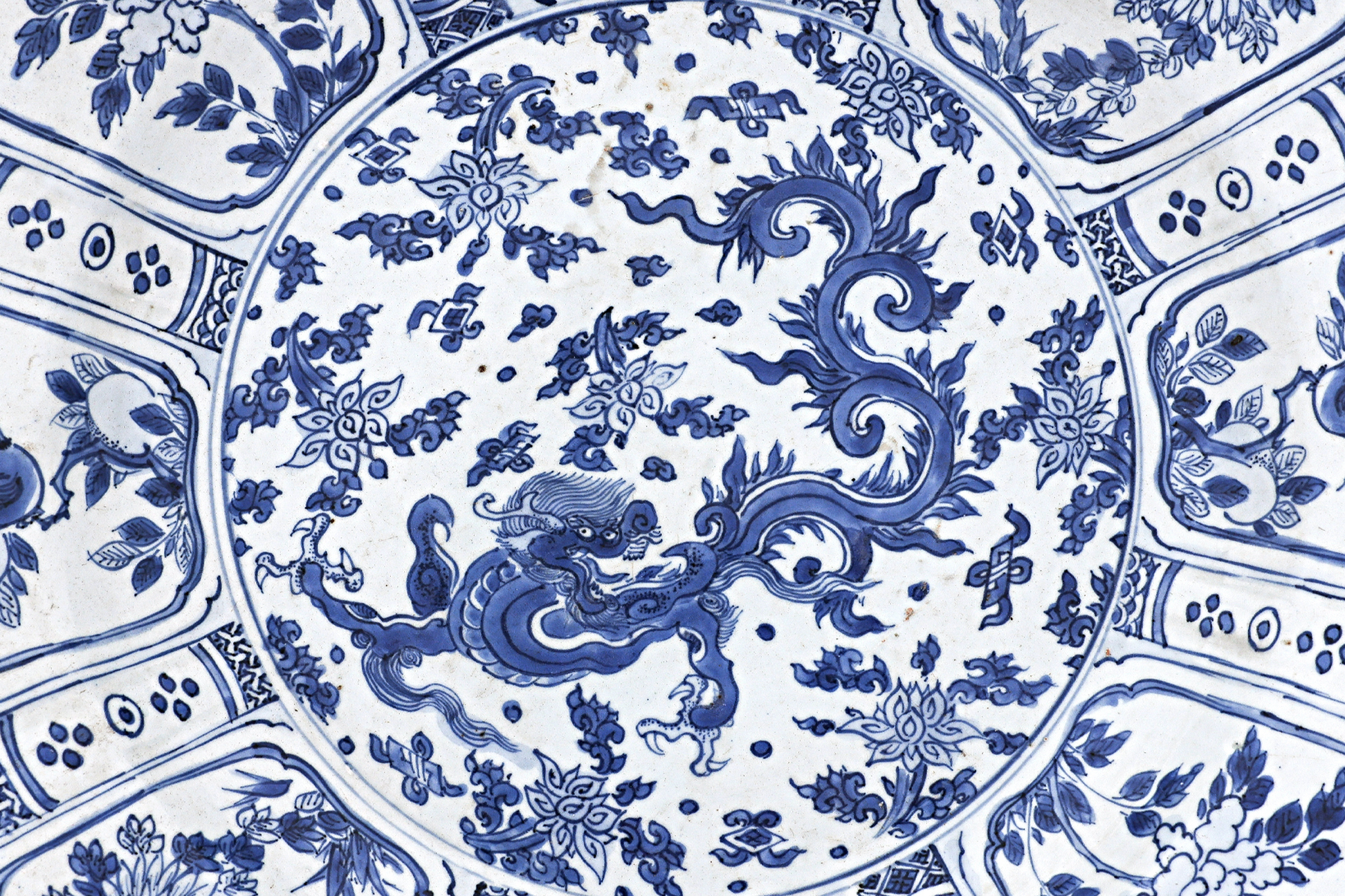 A VERY LARGE BLUE AND WHITE KRAAK DRAGON DISH - Image 2 of 16