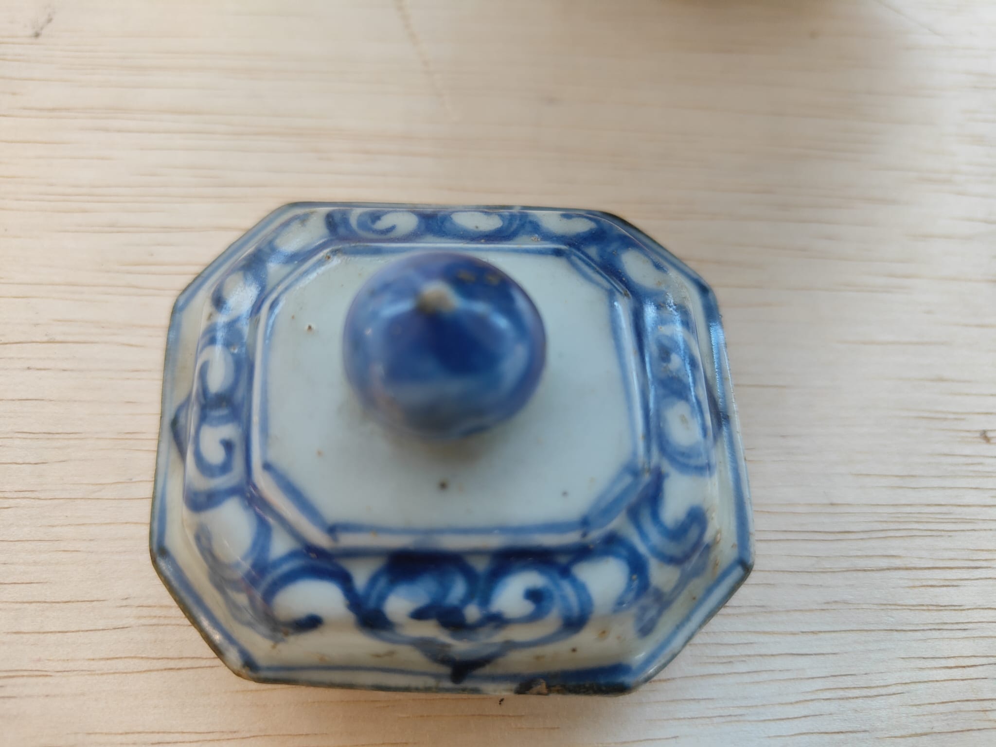 A BLUE AND WHITE PORCELAIN JAR AND COVER - Image 7 of 10